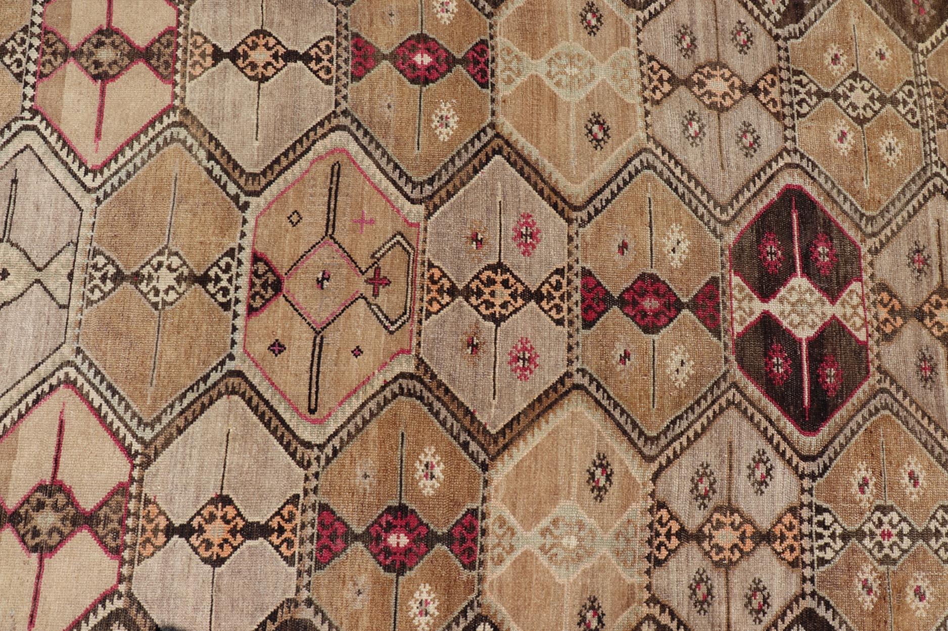 Türkischer Kars-Galerie-Läufer im Vintage-Stil mit reichhaltigen geometrischen Motiven und erdigen Tönen im Angebot 2