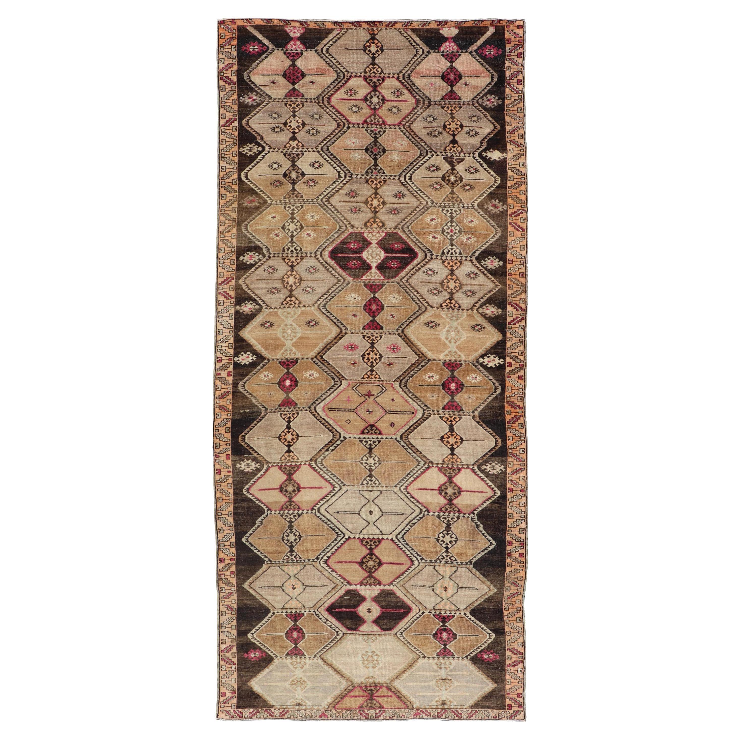 Türkischer Kars-Galerie-Läufer im Vintage-Stil mit reichhaltigen geometrischen Motiven und erdigen Tönen im Angebot