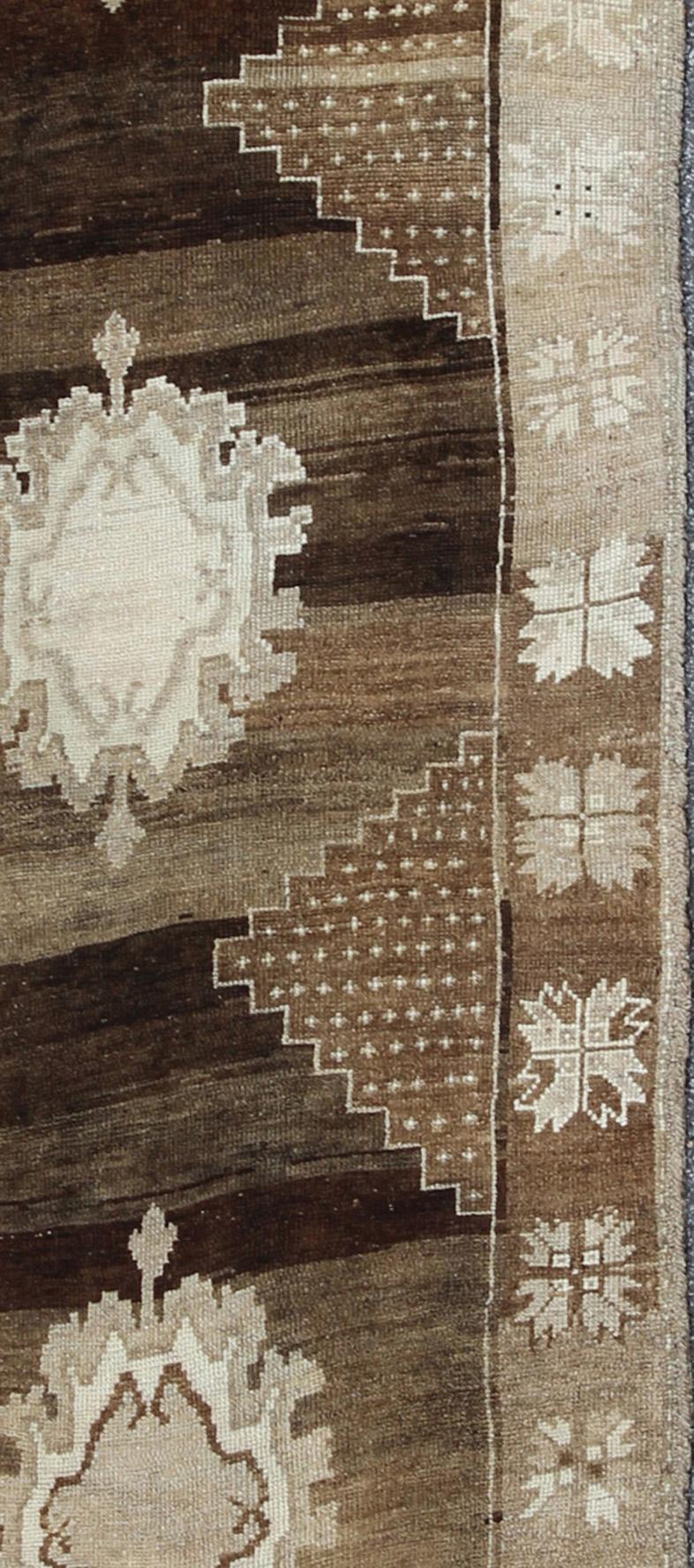 Mesures : 6'8 x 14'10 
 Vintage By Kars Gallery Runner with Soft Cream and Brown 6'8 x 14'10.
Keivan Woven Arts / Tapis /TU-ALK-3579, pays d'origine / type : Turquie / Oushak, circa 1940.

Ce chemin de table vintage turc Kars présente une