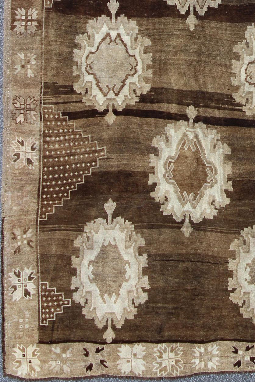 Oushak Vintage By Kars Gallery Runner with Soft Cream and Brown 6'8 x 14'10 en vente