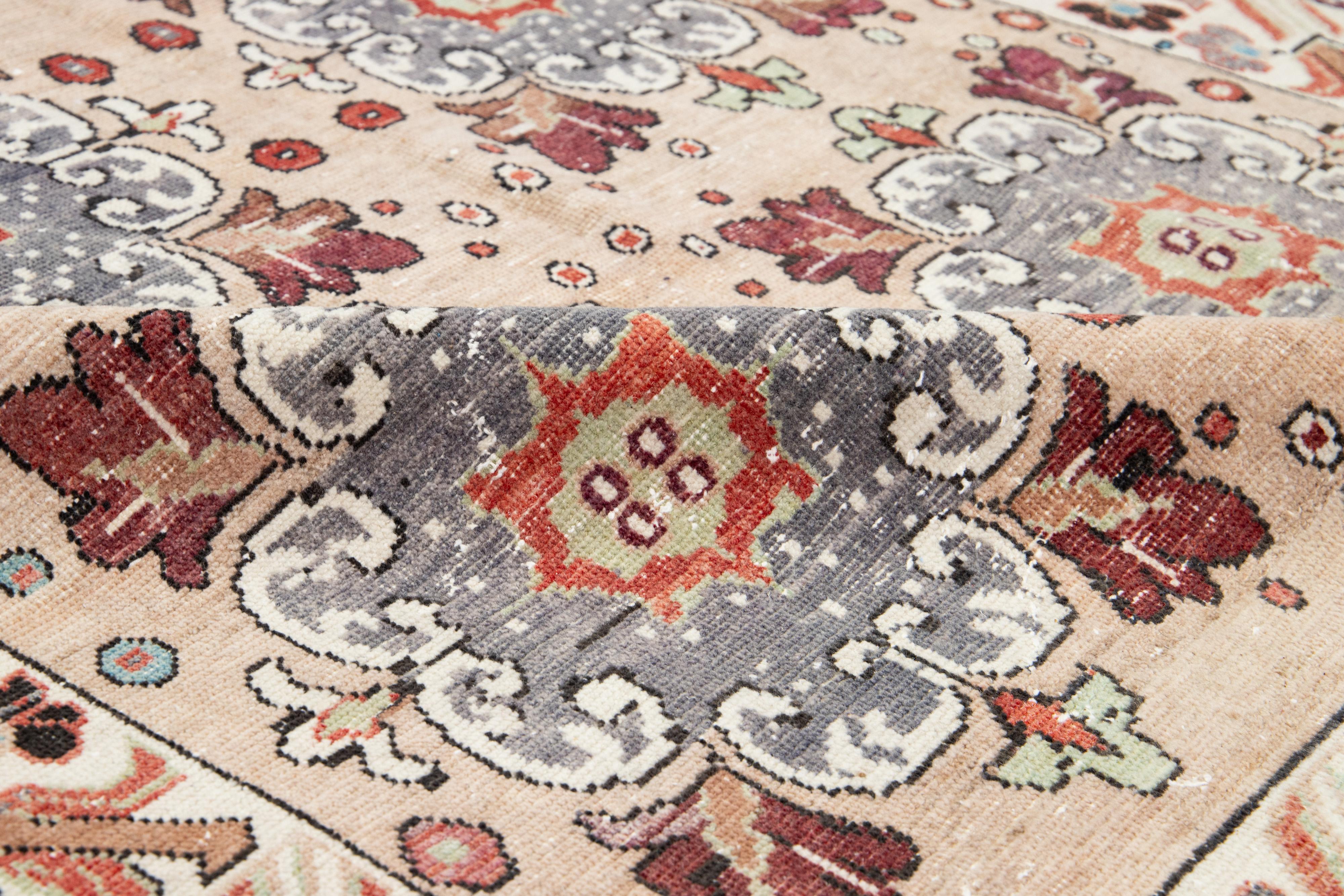 Türkischer Kars-Teppich aus pfirsichfarbener Wolle, handgefertigt mit Blumenmuster (Moderne der Mitte des Jahrhunderts) im Angebot