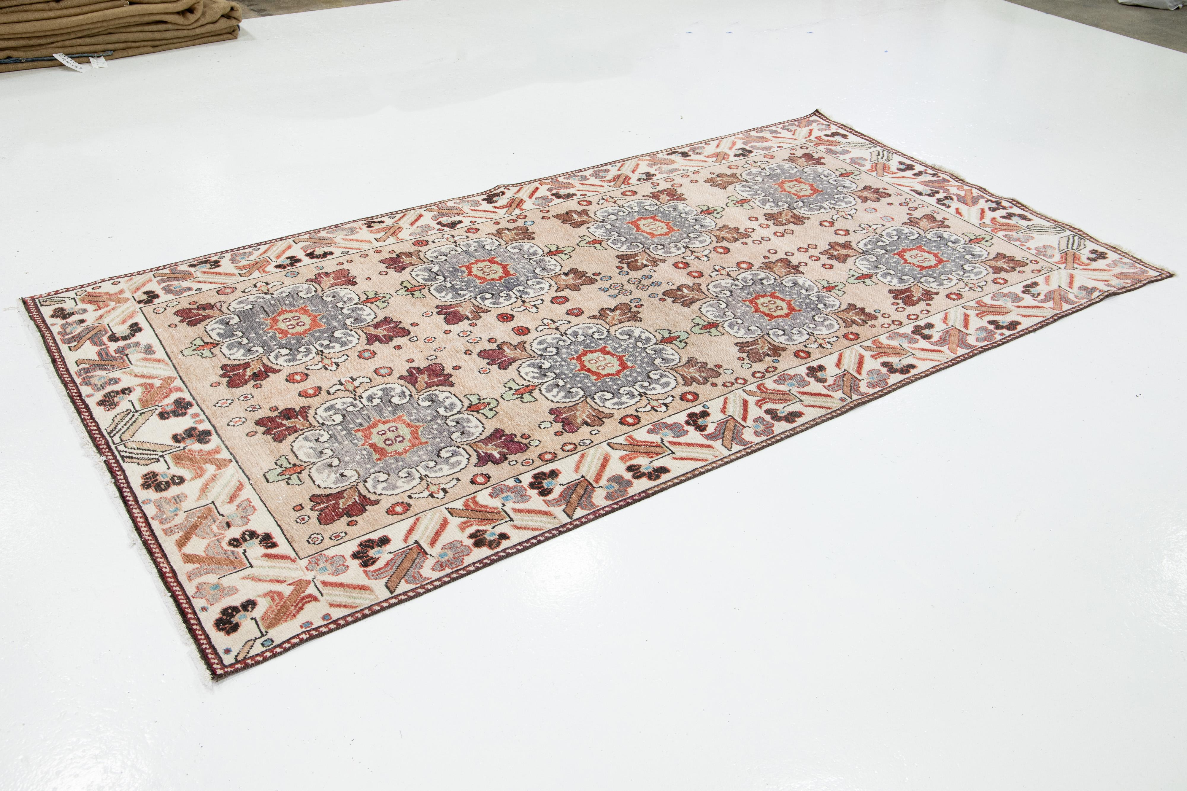 Türkischer Kars-Teppich aus pfirsichfarbener Wolle, handgefertigt mit Blumenmuster (Handgeknüpft) im Angebot