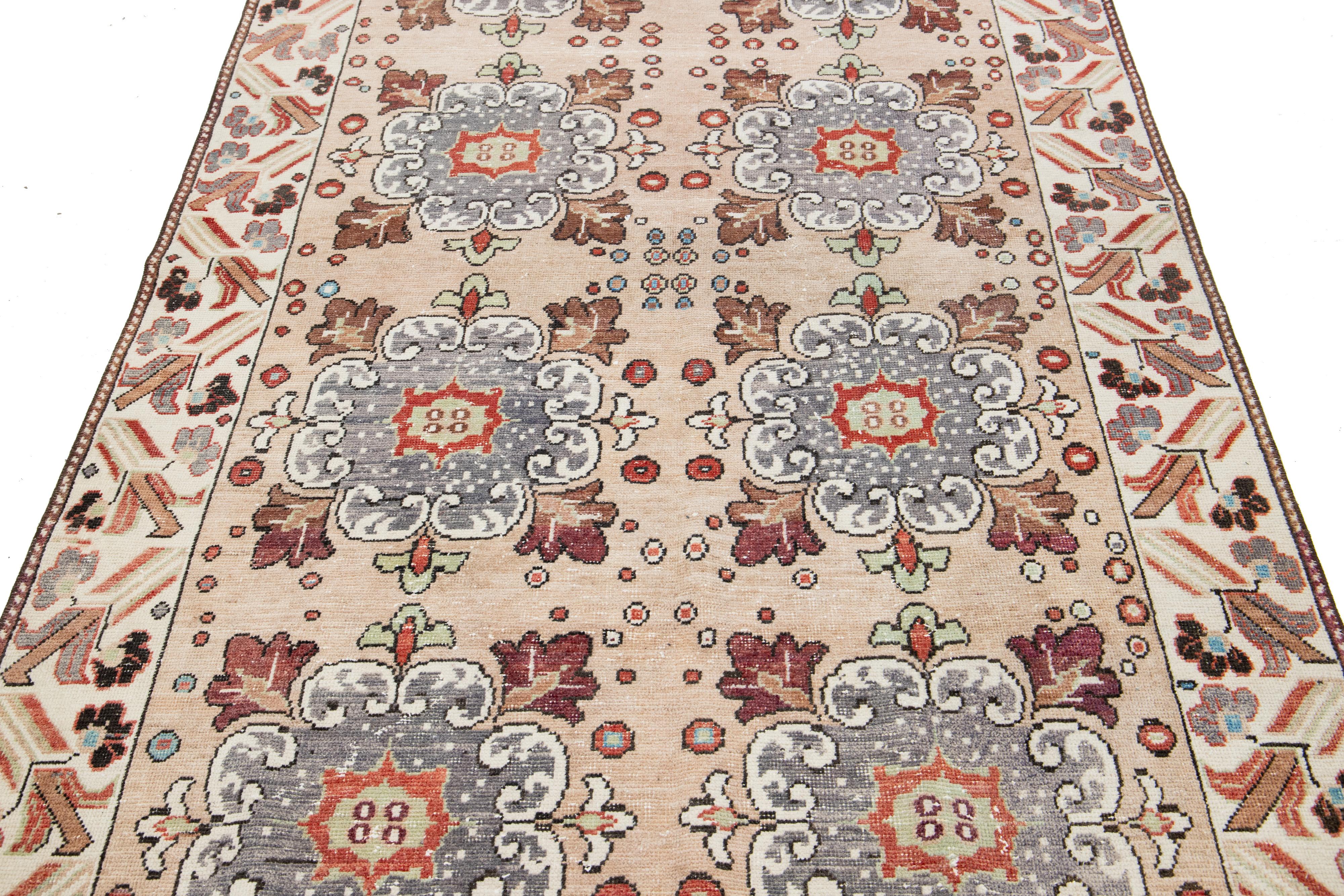 Türkischer Kars-Teppich aus pfirsichfarbener Wolle, handgefertigt mit Blumenmuster (20. Jahrhundert) im Angebot