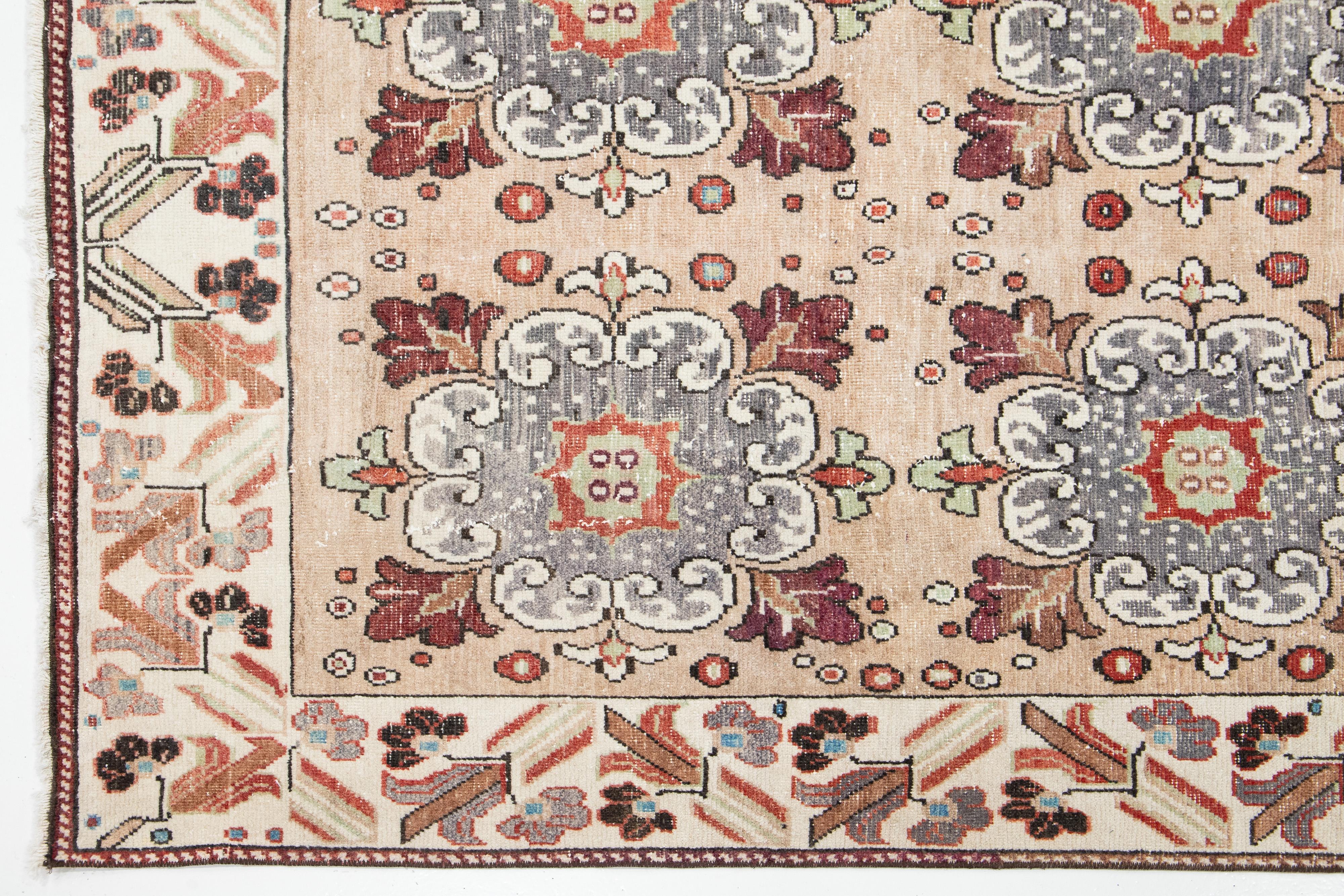 Türkischer Kars-Teppich aus pfirsichfarbener Wolle, handgefertigt mit Blumenmuster im Angebot 1
