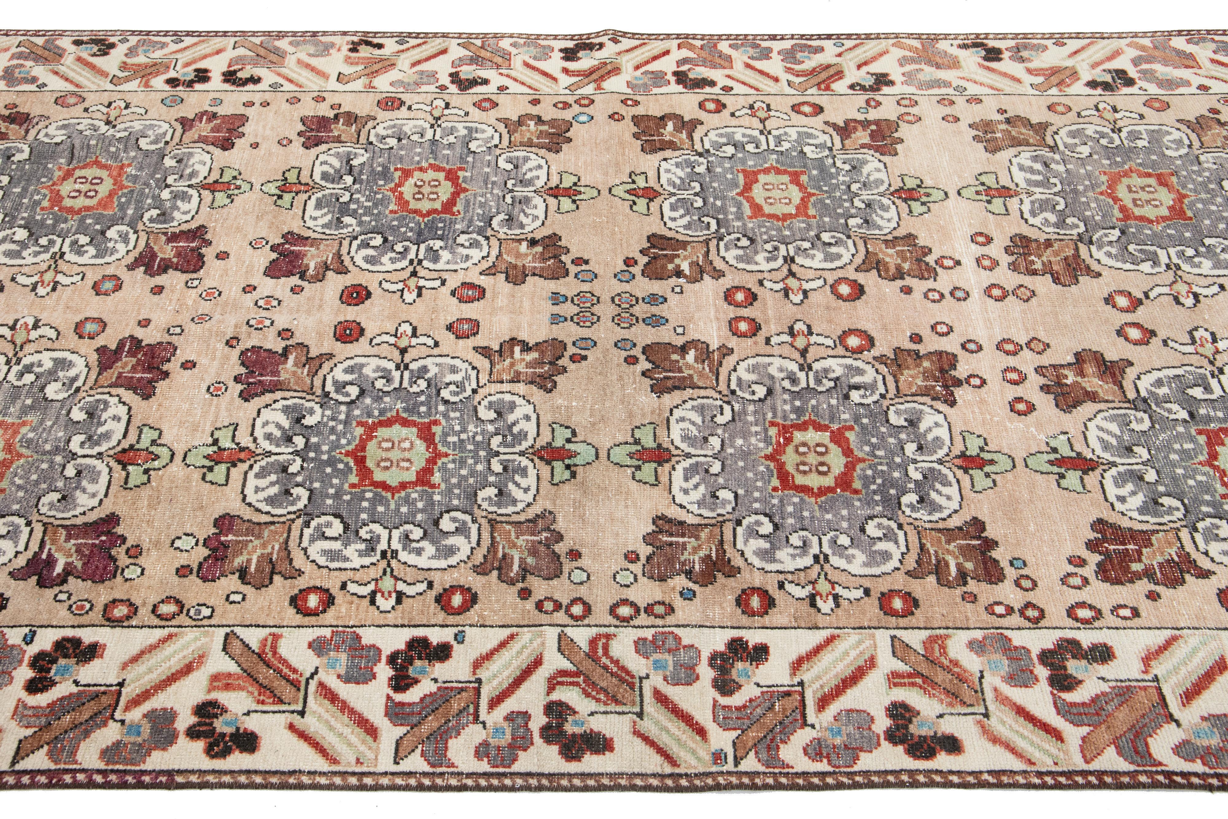 Türkischer Kars-Teppich aus pfirsichfarbener Wolle, handgefertigt mit Blumenmuster im Angebot 2