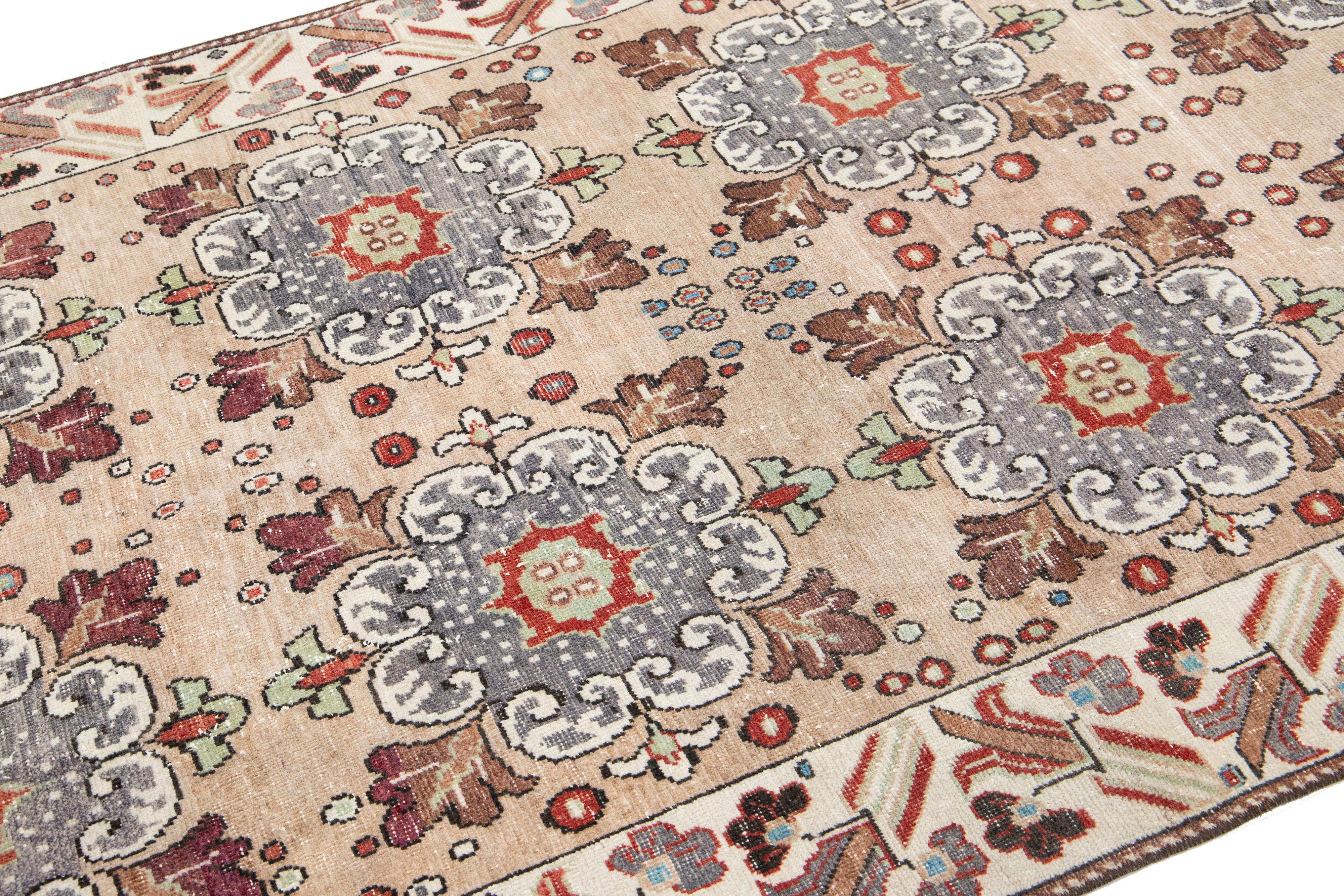 Türkischer Kars-Teppich aus pfirsichfarbener Wolle, handgefertigt mit Blumenmuster im Angebot 3