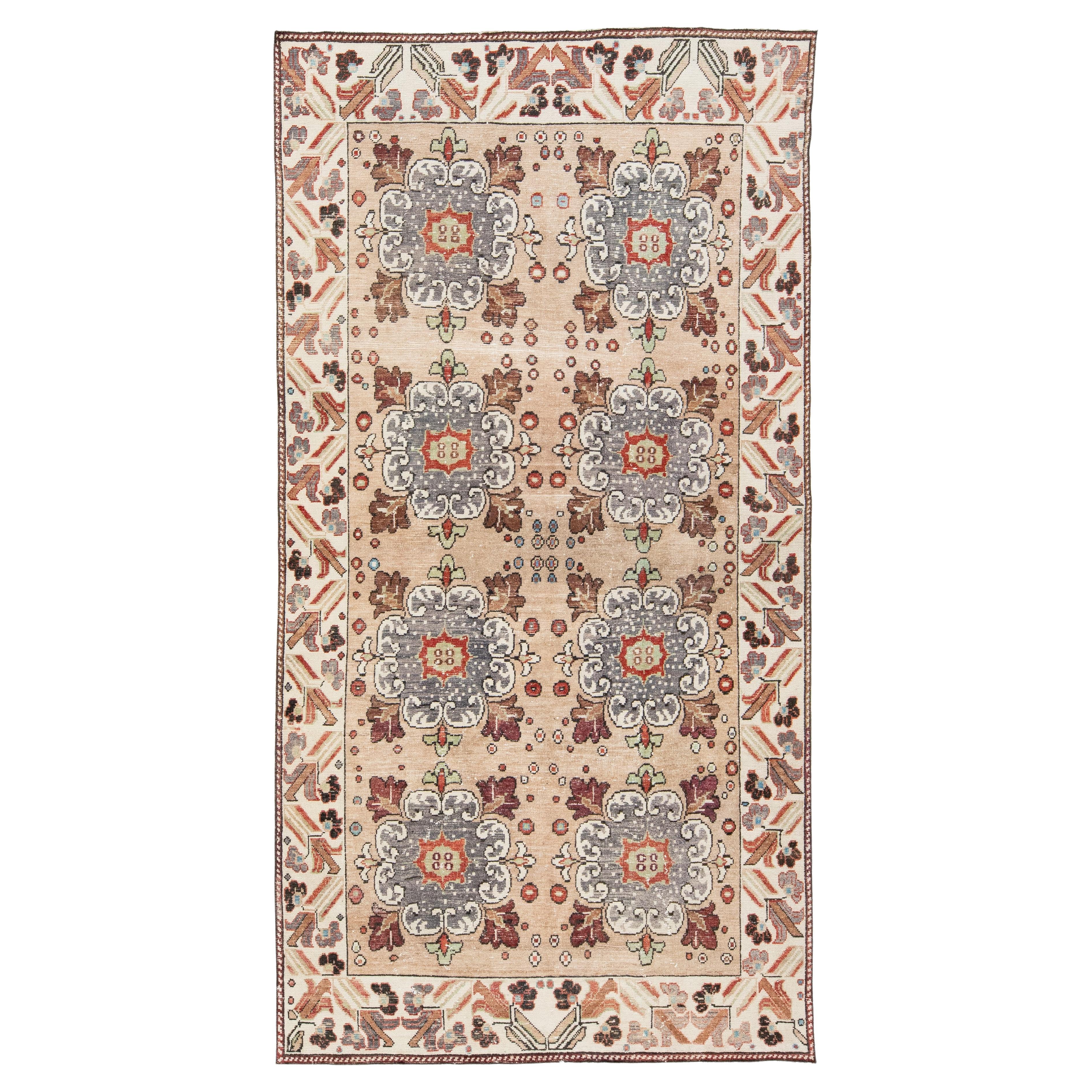 Türkischer Kars-Teppich aus pfirsichfarbener Wolle, handgefertigt mit Blumenmuster im Angebot