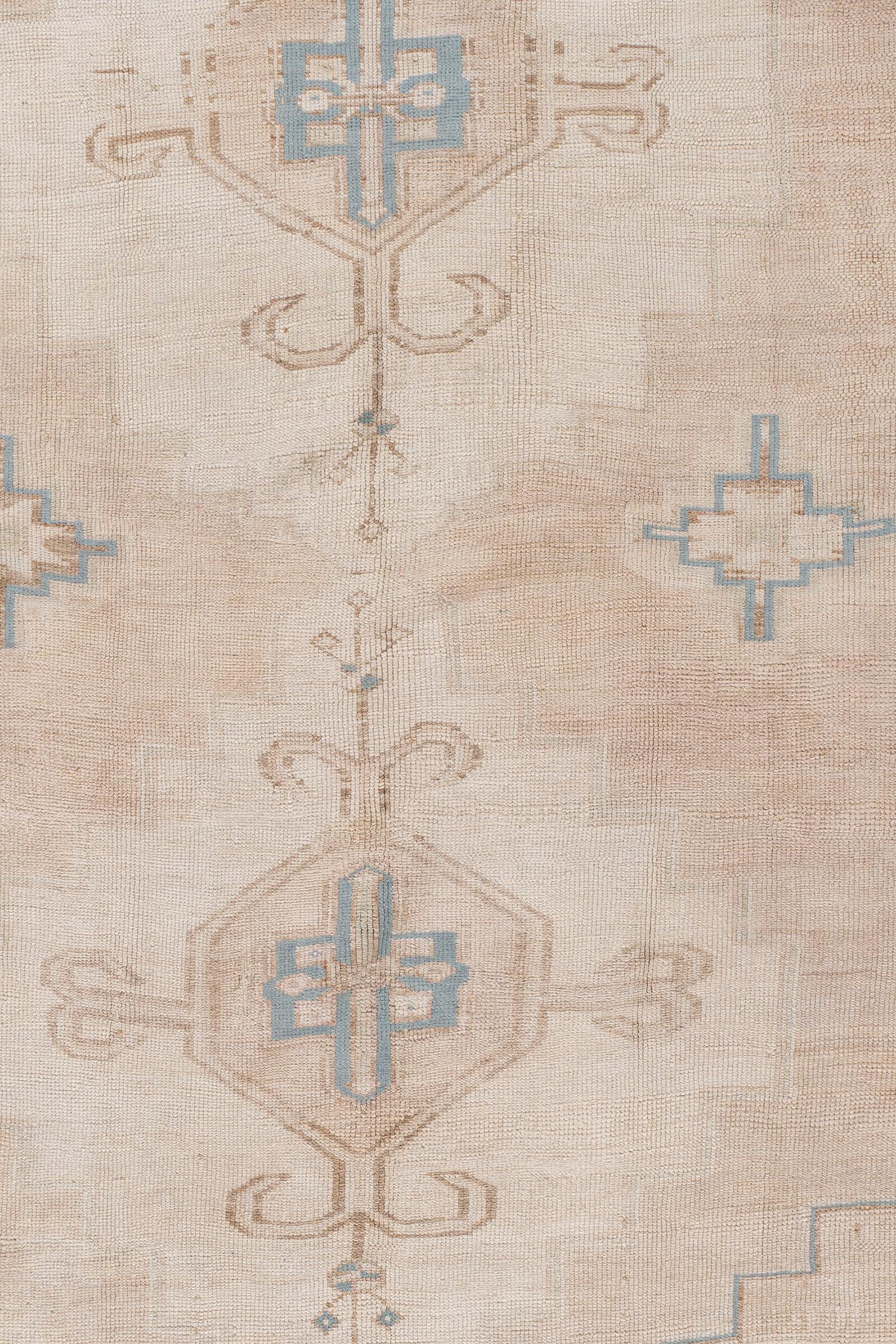 Alfombra turca vintage de Kars 7'5 X 11'5. Procedentes de Kars, en el noreste de Turquía, estas alfombras vintage anudadas a mano de color claro son similares a las Oushaks y se encuentran entre las alfombras orientales más populares, conocidas por