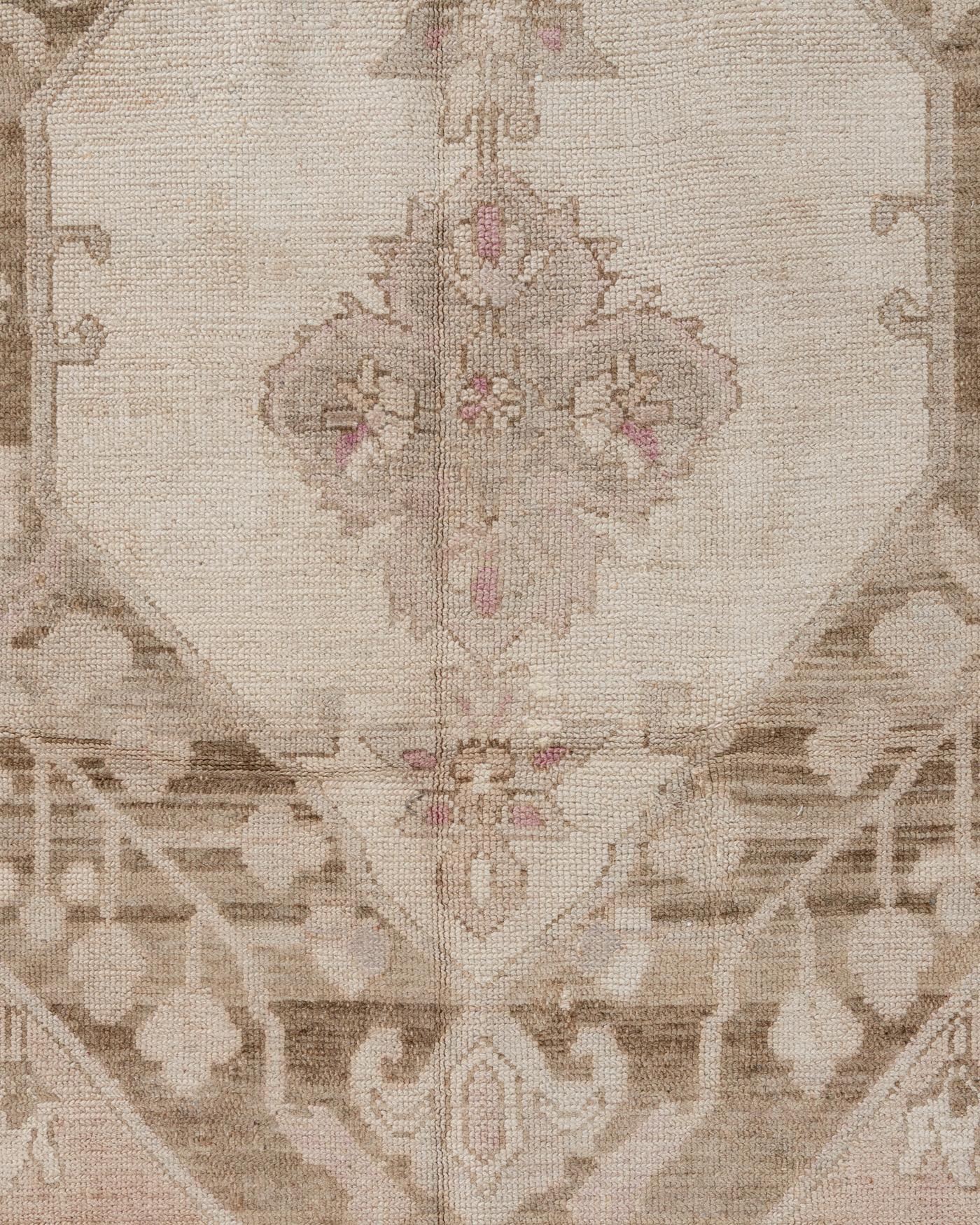 Vieux tapis turc Kars 9'11 X 11'10. Provenant de Kars, dans le nord-est de la Turquie, ces tapis vintage de couleur claire, noués à la main, sont similaires aux Oushaks et font partie des tapis orientaux les plus populaires, connus pour la haute