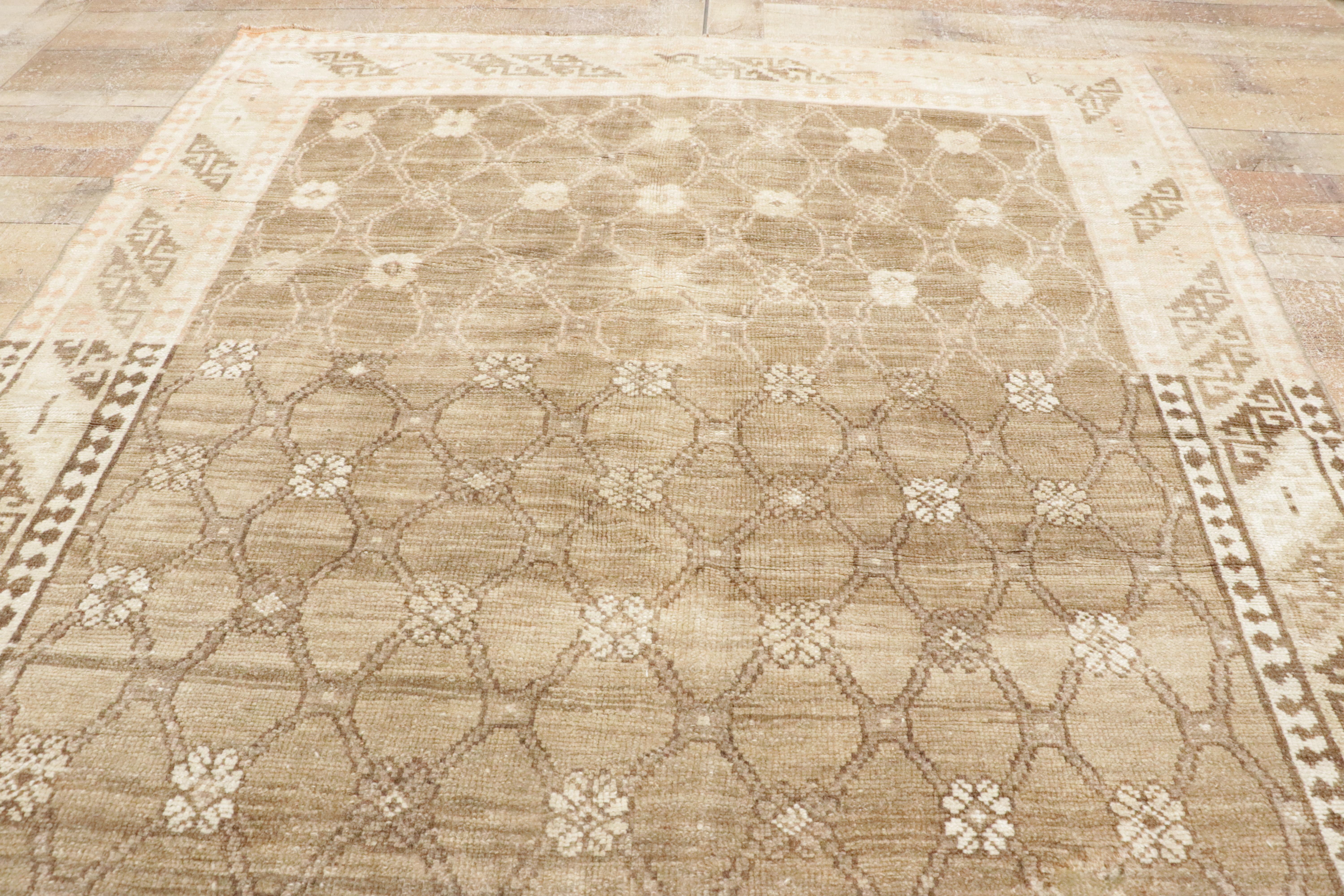 Alfombra turca vintage de Kars: la elegancia de los tonos tierra se une al romanticismo nómada en venta 4