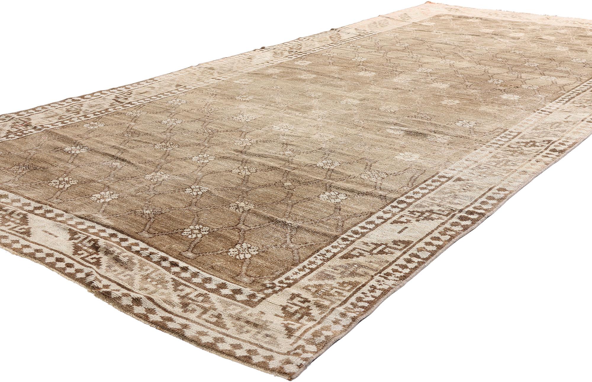 53723 Alfombra Kars Turca Marrón Vintage, 05'06 x 11'06. 
De la histórica ciudad de Kars, enclavada en el extremo nororiental de Turquía, surgen los magníficos tesoros tejidos a mano conocidos como alfombras de Kars, impregnados de una tradición