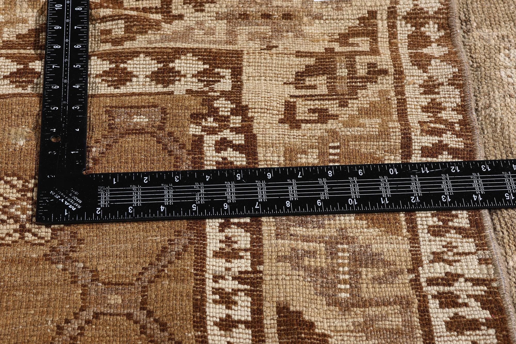 Alfombra turca vintage de Kars: la elegancia de los tonos tierra se une al romanticismo nómada siglo XX en venta