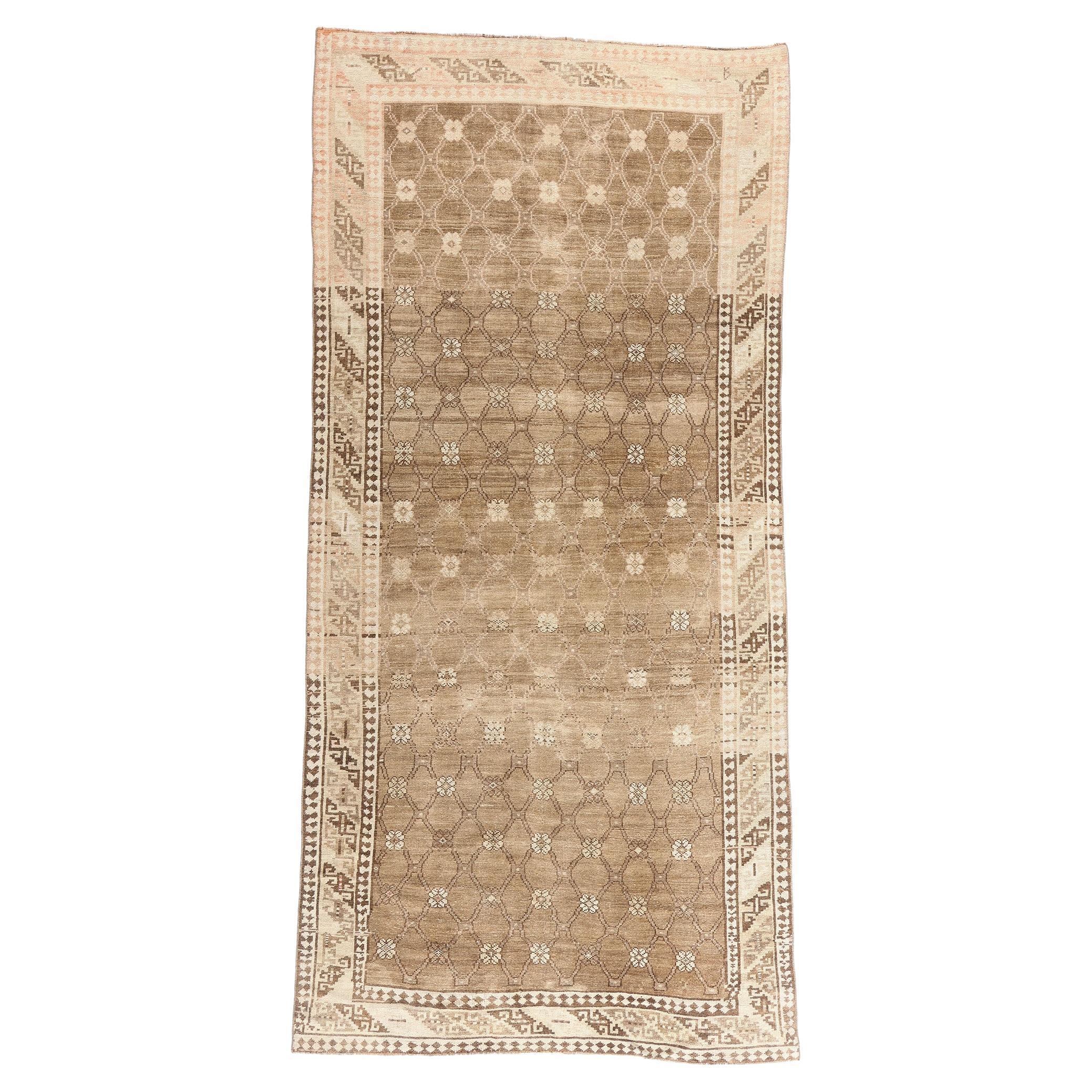 Türkischer Kars-Teppich im Vintage-Stil, erdfarbene Eleganz trifft auf nomadische Romantik