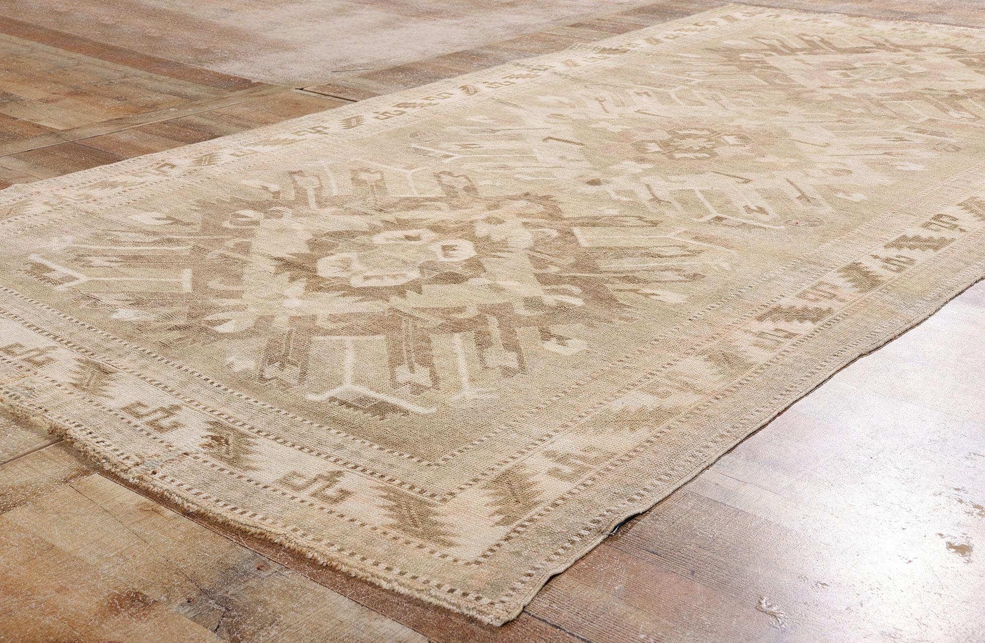 Alfombra turca vintage de Kars, la elegancia de los tonos tierra se une al encanto tribal en venta 4