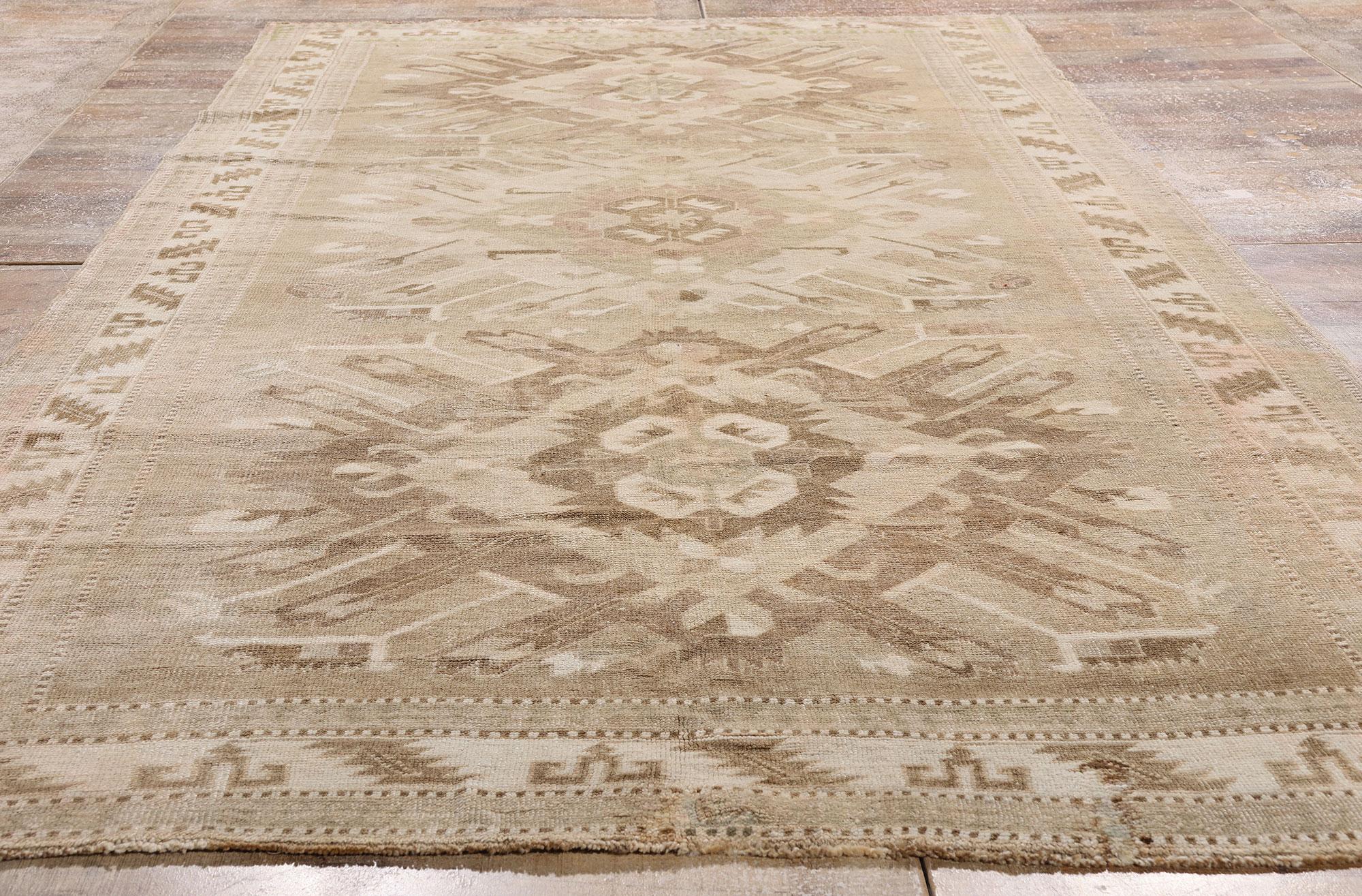 Alfombra turca vintage de Kars, la elegancia de los tonos tierra se une al encanto tribal en venta 5