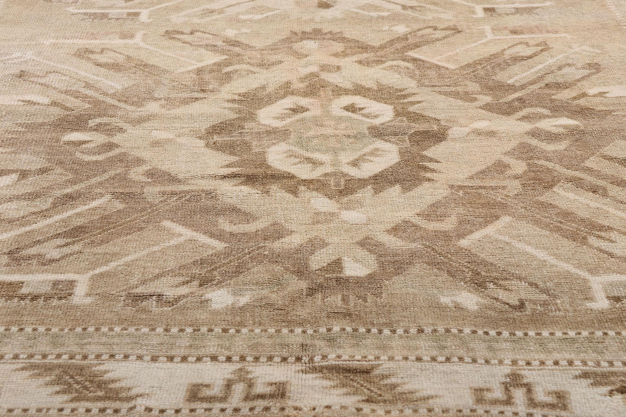 Alfombra turca vintage de Kars, la elegancia de los tonos tierra se une al encanto tribal en venta 6