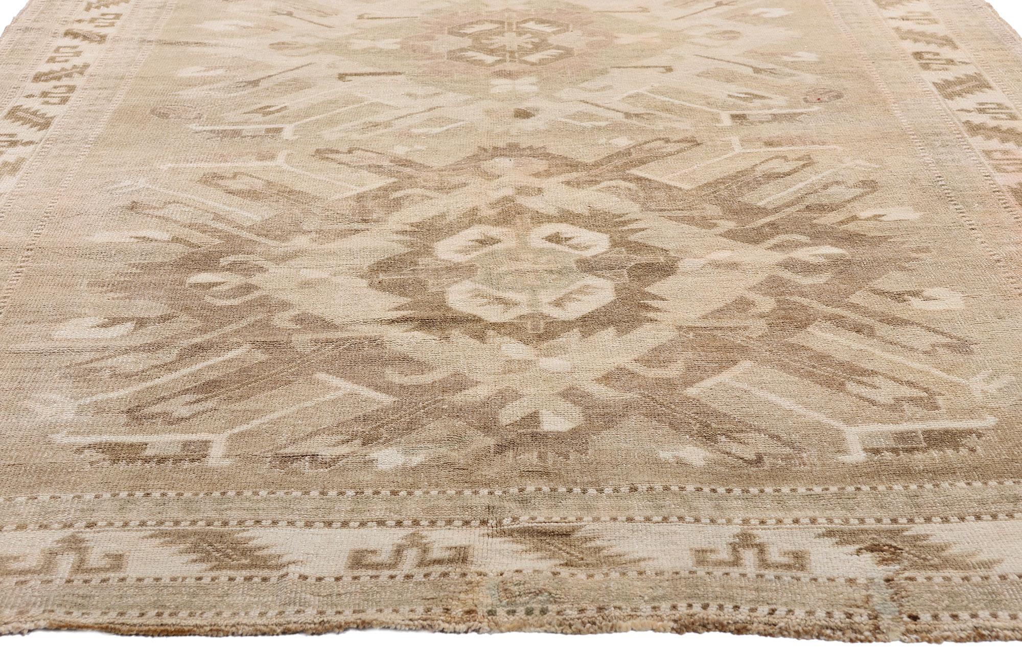 Alfombra turca vintage de Kars, la elegancia de los tonos tierra se une al encanto tribal en venta 7