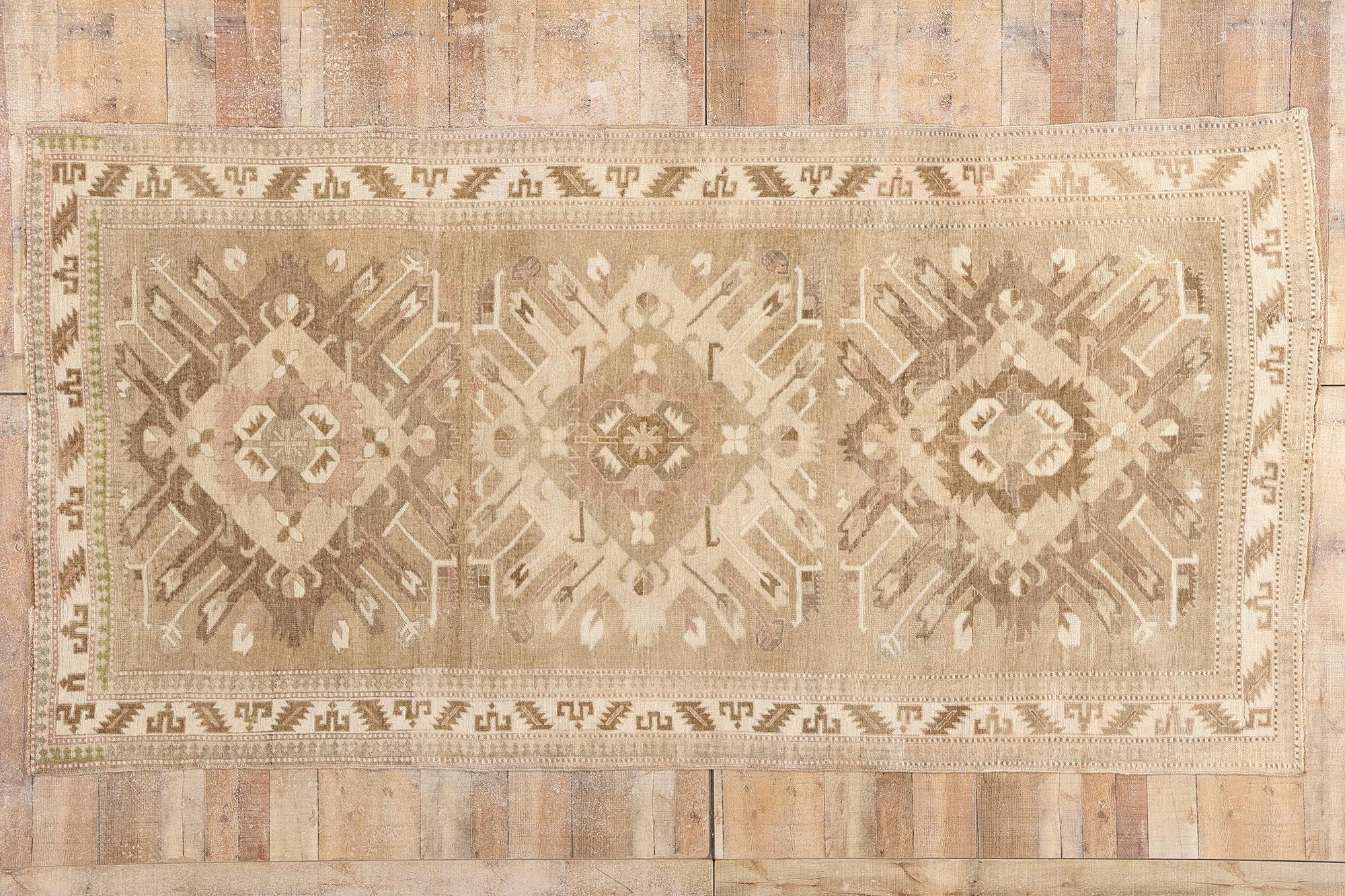 Alfombra turca vintage de Kars, la elegancia de los tonos tierra se une al encanto tribal en venta 8