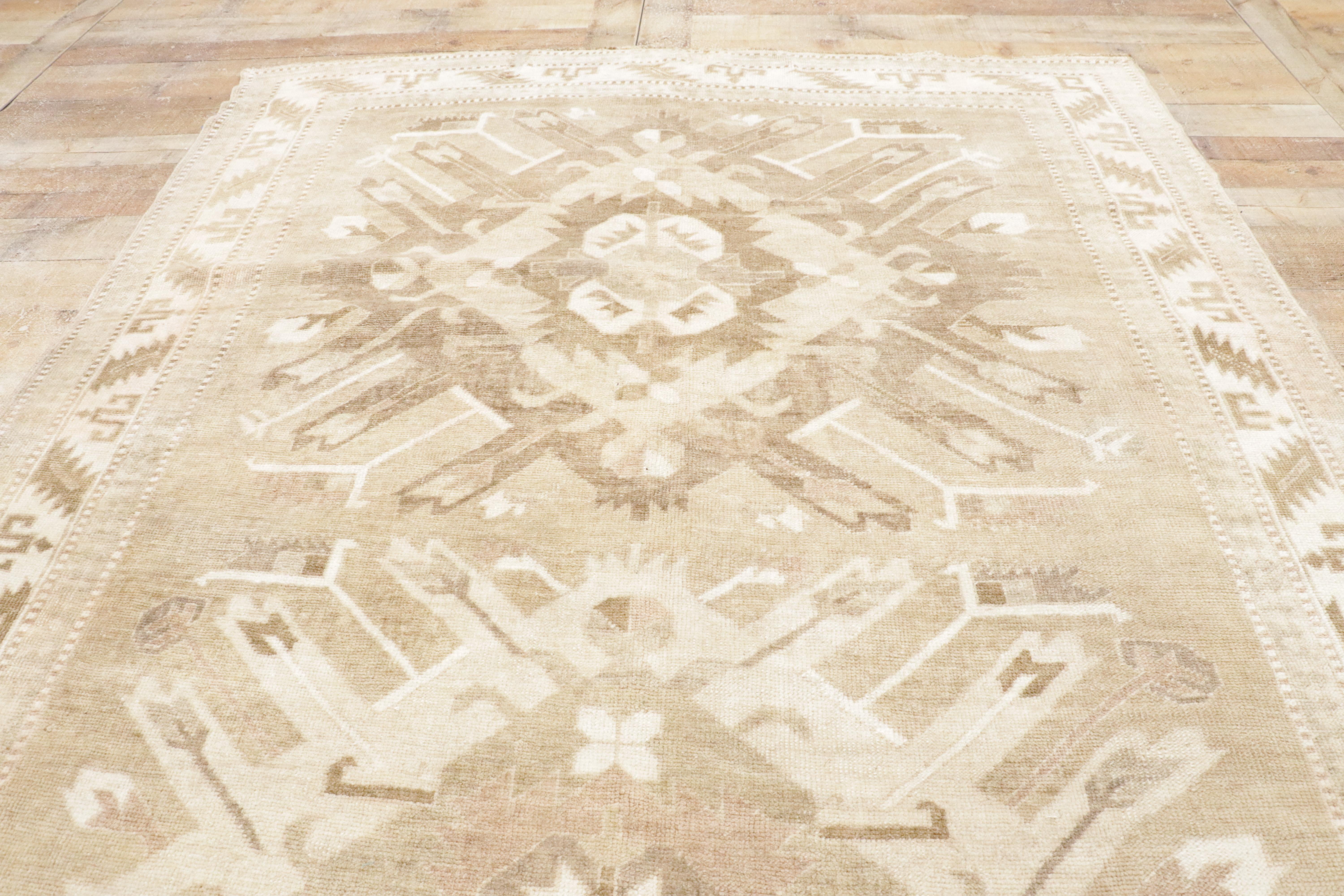 Alfombra turca vintage de Kars, la elegancia de los tonos tierra se une al encanto tribal en venta 11