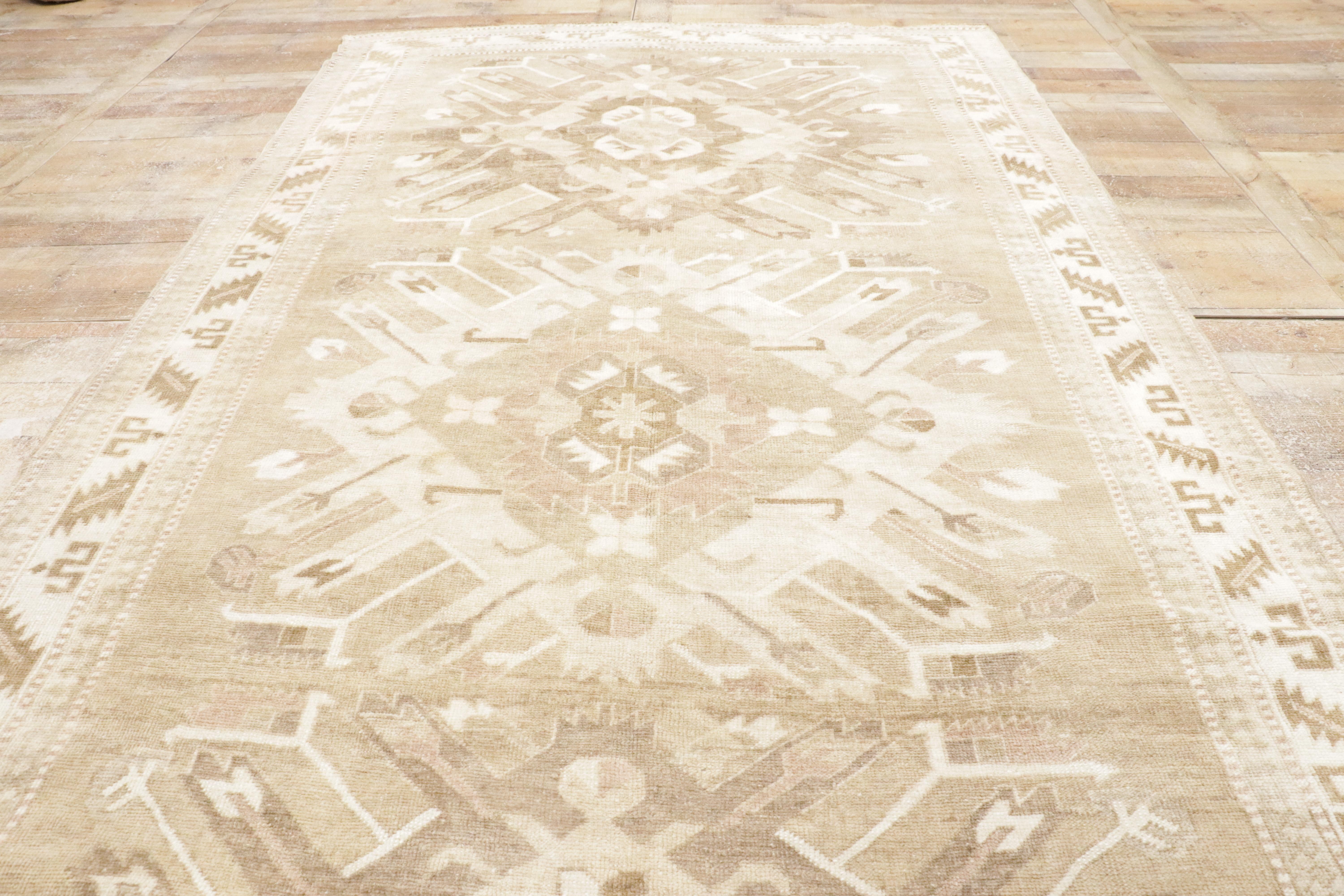 Alfombra turca vintage de Kars, la elegancia de los tonos tierra se une al encanto tribal en venta 12