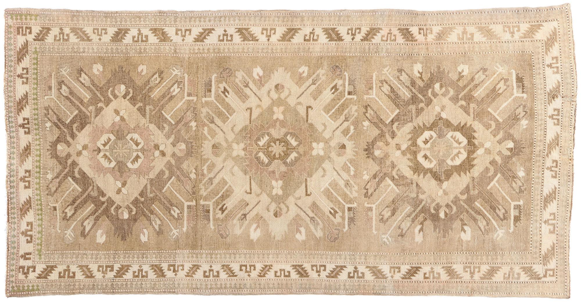 Alfombra turca vintage de Kars, la elegancia de los tonos tierra se une al encanto tribal en venta 1