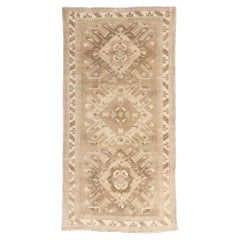 Türkischer Kars-Teppich im Vintage-Stil, erdfarbene Eleganz trifft auf Stammeszauber
