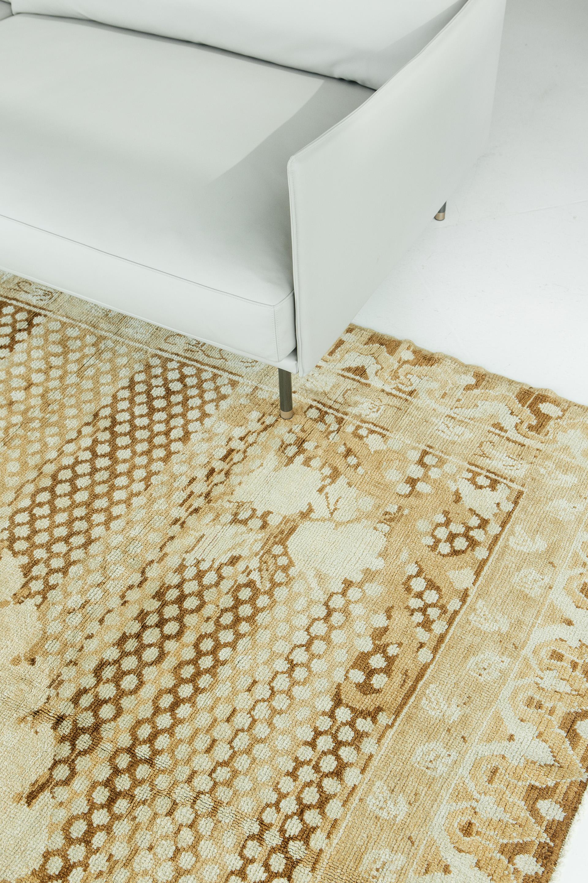 Dieser Kars-Teppich im Vintage-Stil zeichnet sich durch ein zentrales Element mit atemberaubenden Eckdetails und einer skurrilen Bordüre aus. Die Variation von Gold- und Hellbrauntönen zusammen mit den weißen Details verleihen dem Design eine