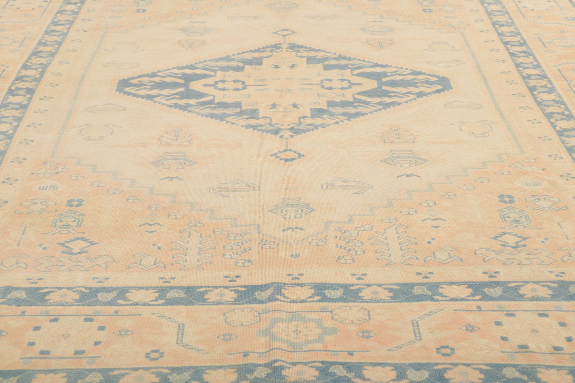 Vintage Muted Turkish Oushak Rug, Soft Boho Chic Meets Sophisticated Serenity In Good Condition For Sale In Dallas, TX