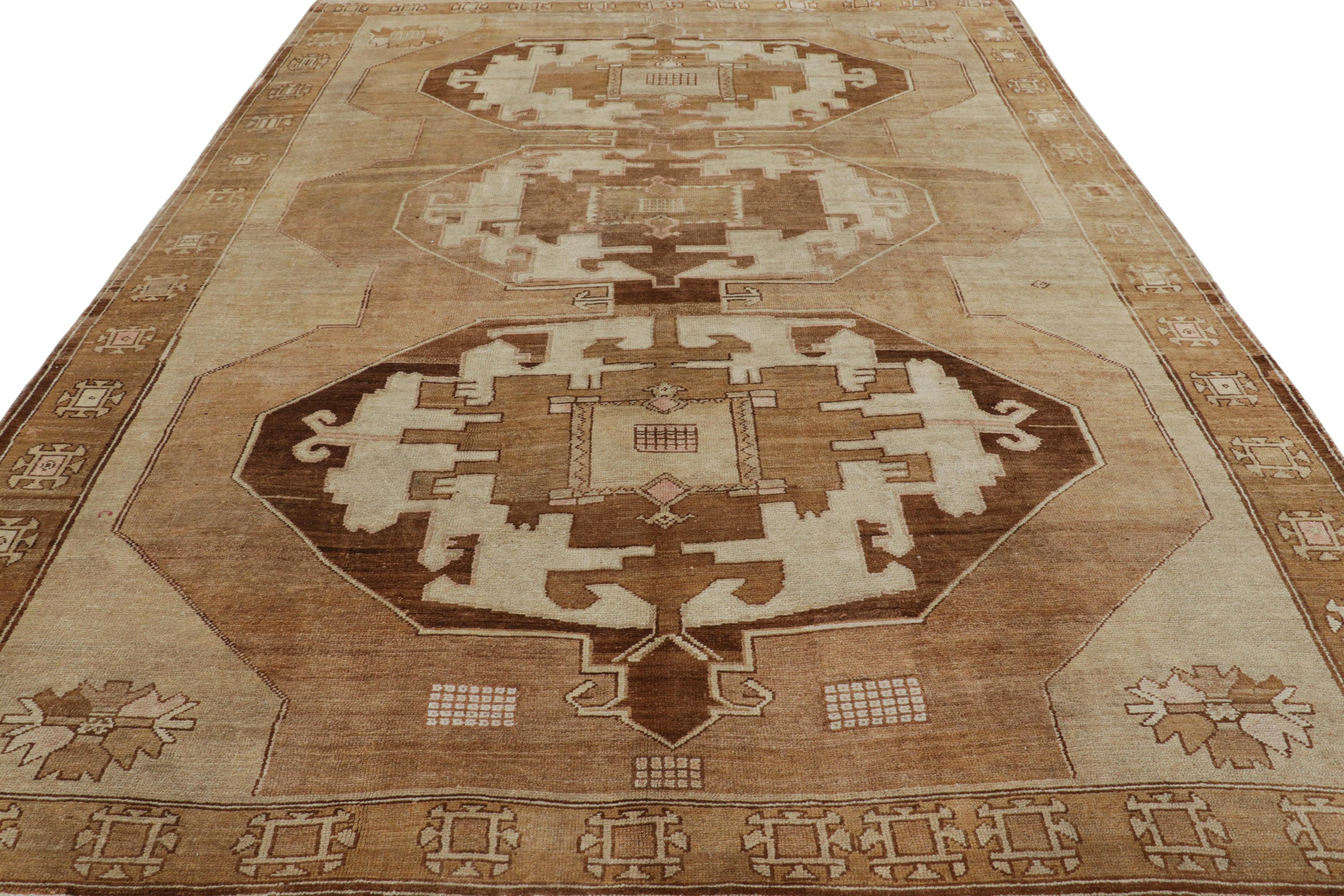 Türkischer Kars-Teppich in Beige-Braun mit geometrischen Medaillons  Rug & Kilim im Zustand „Gut“ im Angebot in Long Island City, NY