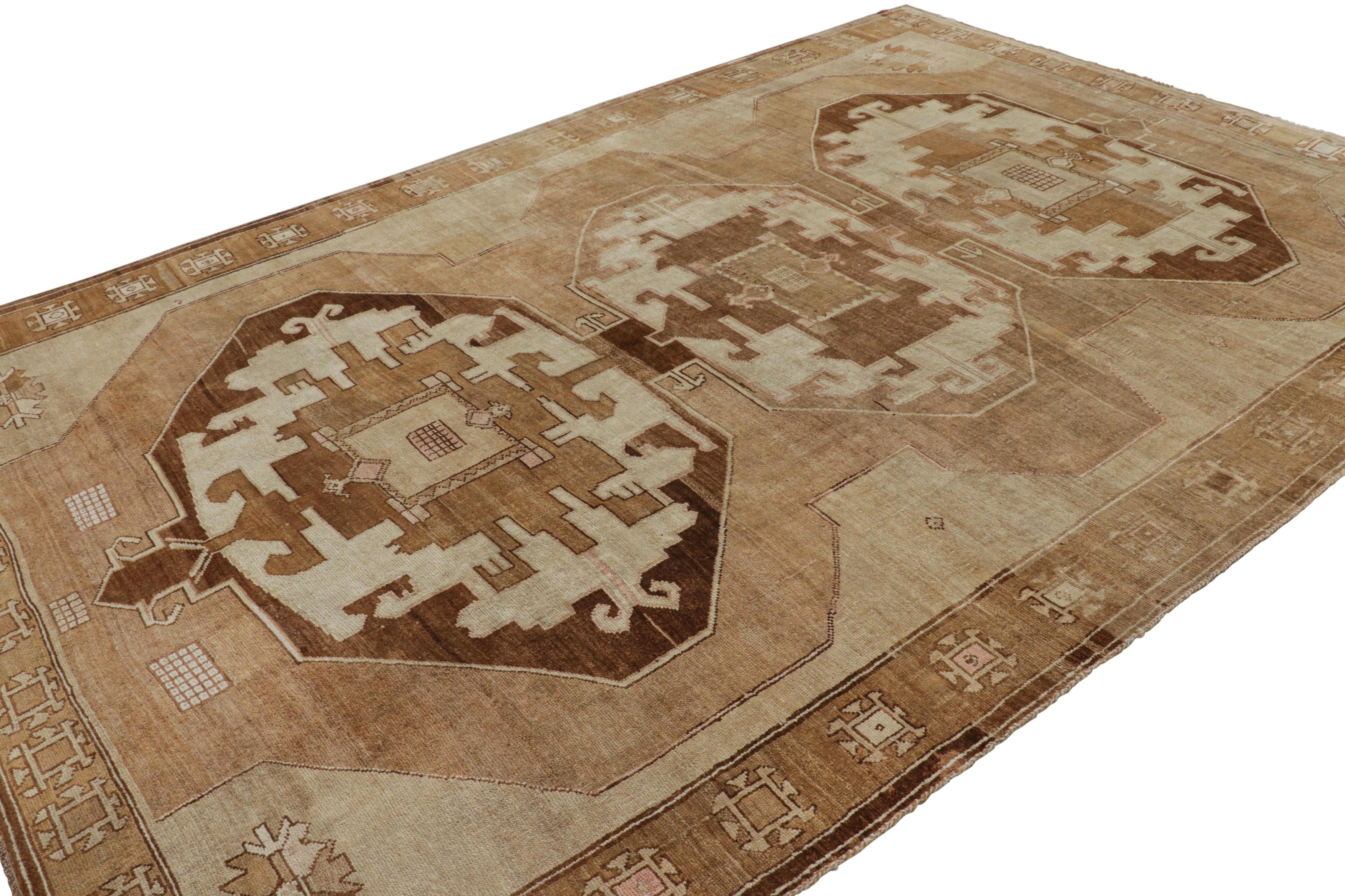 Türkischer Kars-Teppich in Beige-Braun mit geometrischen Medaillons  Rug & Kilim (Mitte des 20. Jahrhunderts) im Angebot