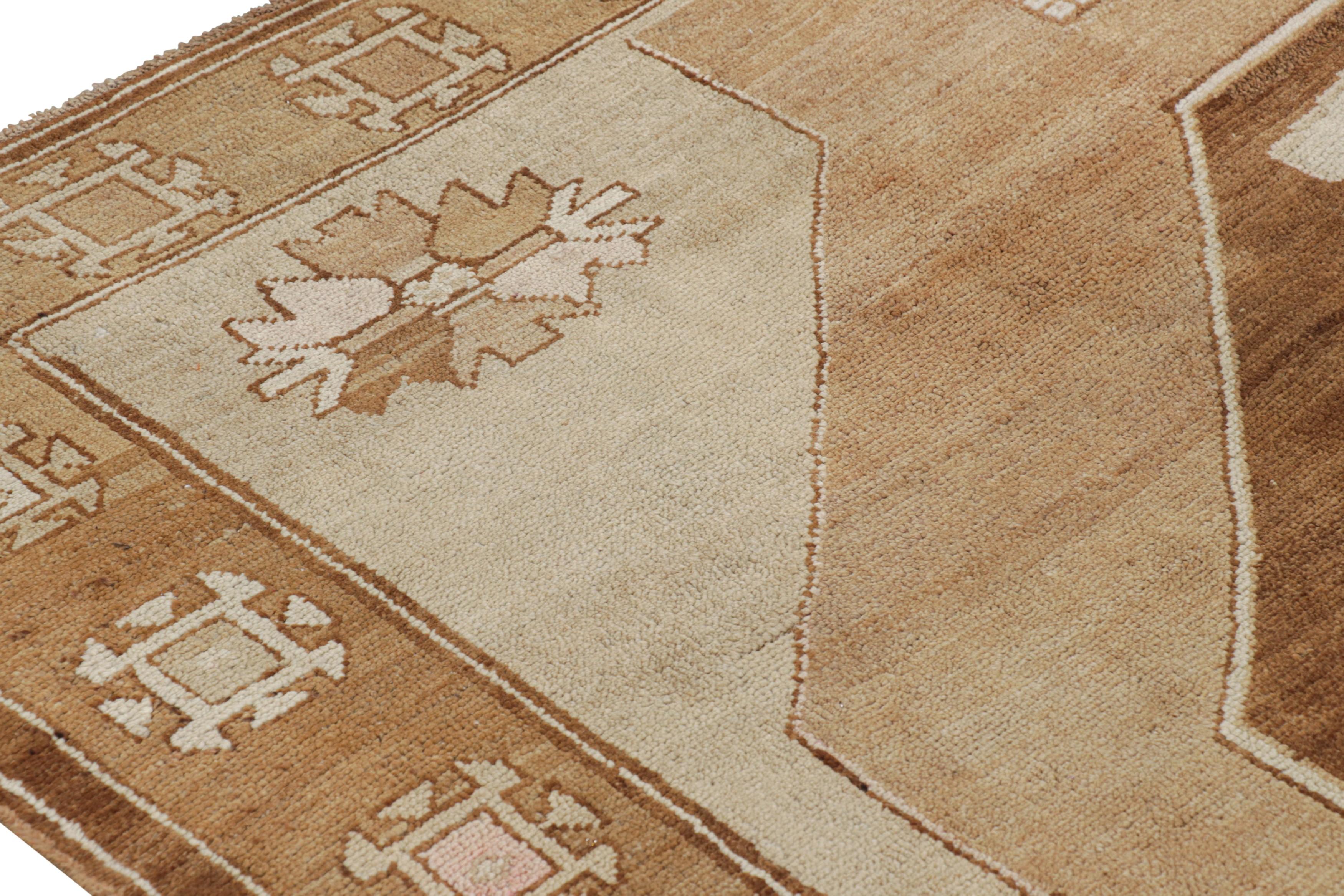 Türkischer Kars-Teppich in Beige-Braun mit geometrischen Medaillons  Rug & Kilim (Wolle) im Angebot