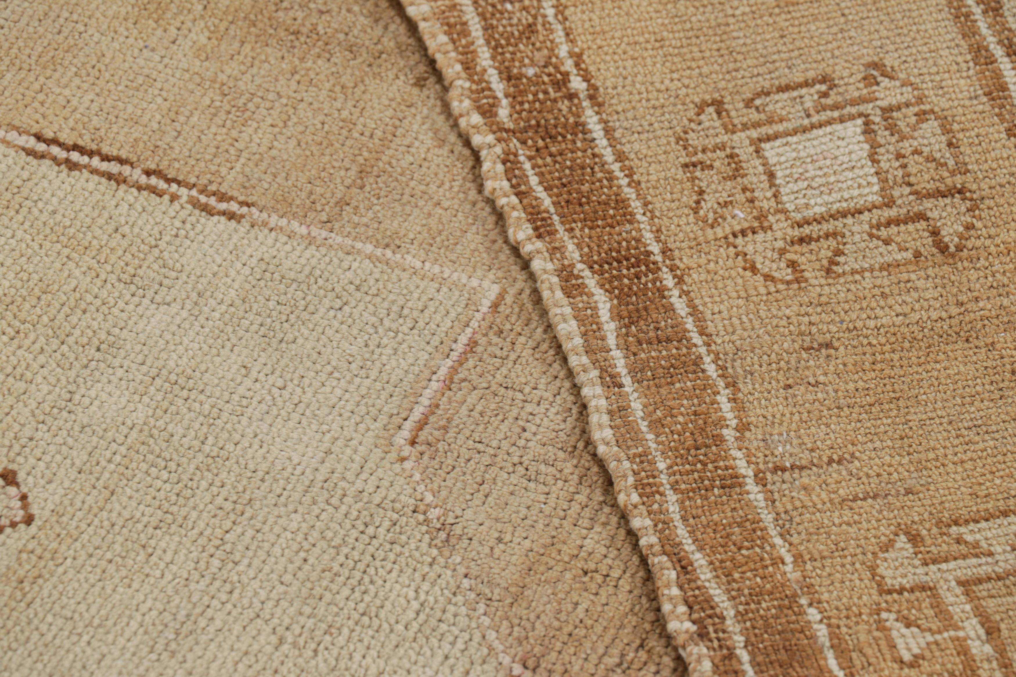 Türkischer Kars-Teppich in Beige-Braun mit geometrischen Medaillons  Rug & Kilim im Angebot 2