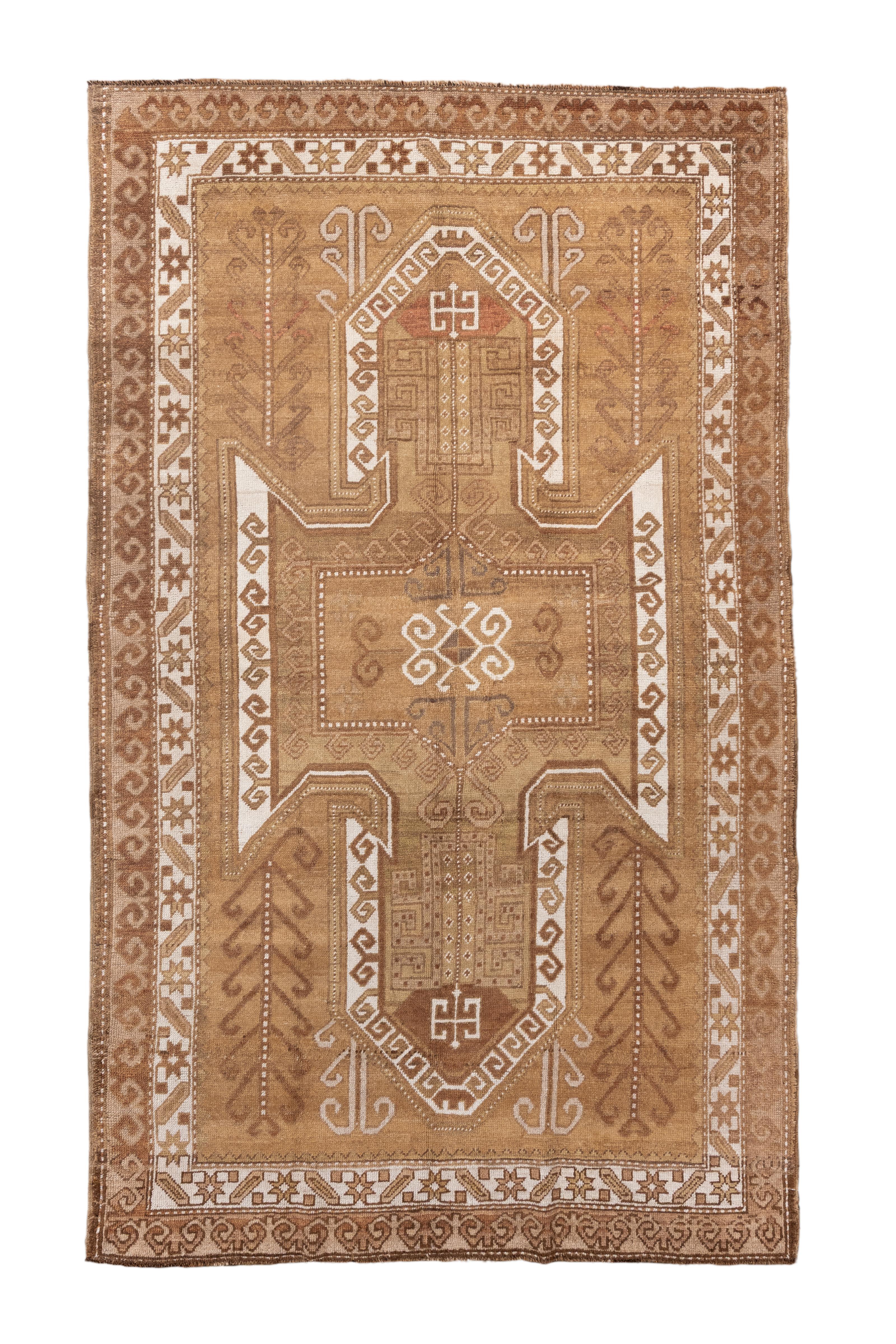 Un magnifique tapis Kars turc vintage présentant un audacieux motif géométrique en médaillon dans des tons chauds de camel, d'ivoire et de marron chocolat. Le champ central est richement orné de motifs tribaux et symboliques disposés dans une