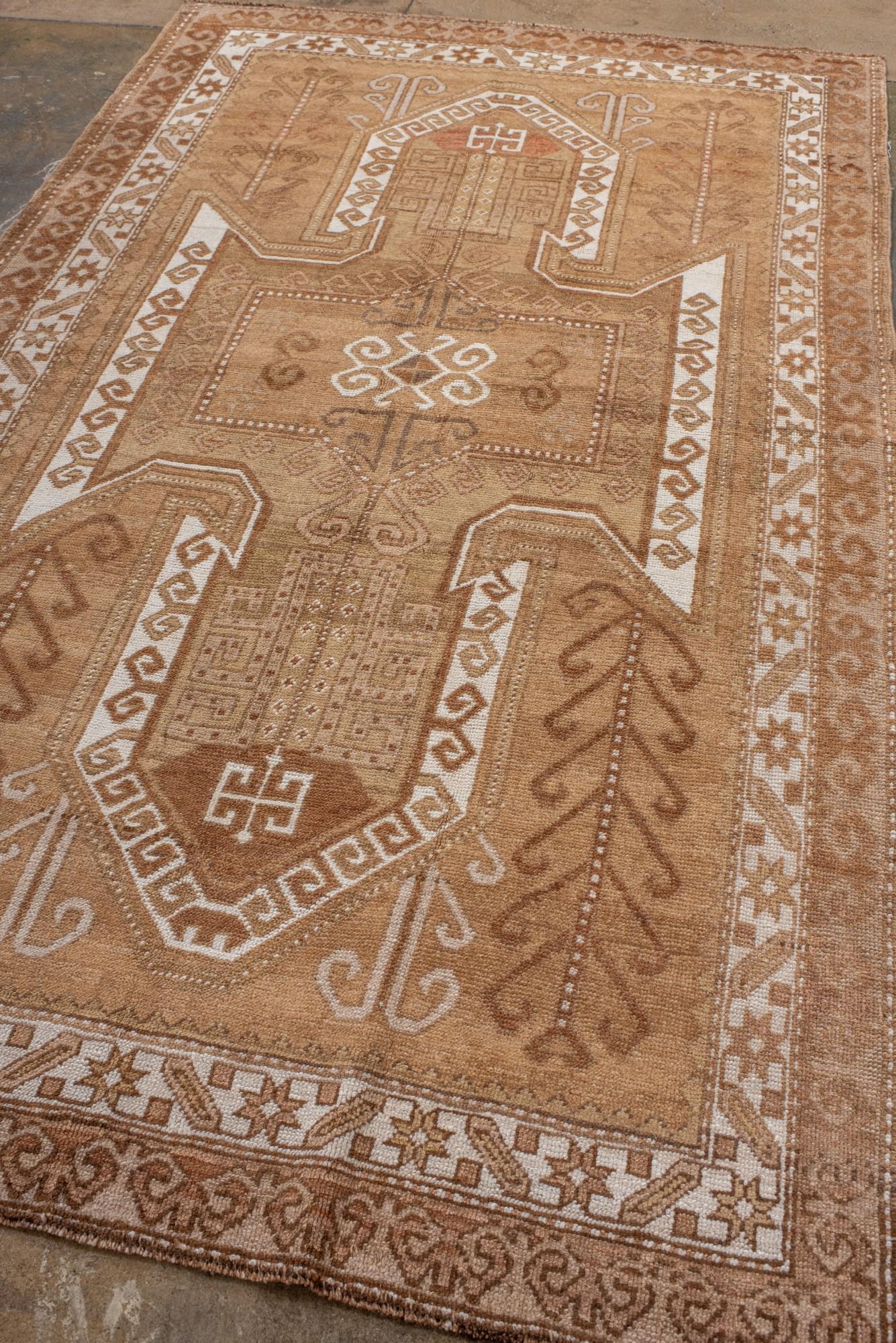 Turc Tapis Kars turc vintage dans les tons de terre avec médaillon géométrique en vente