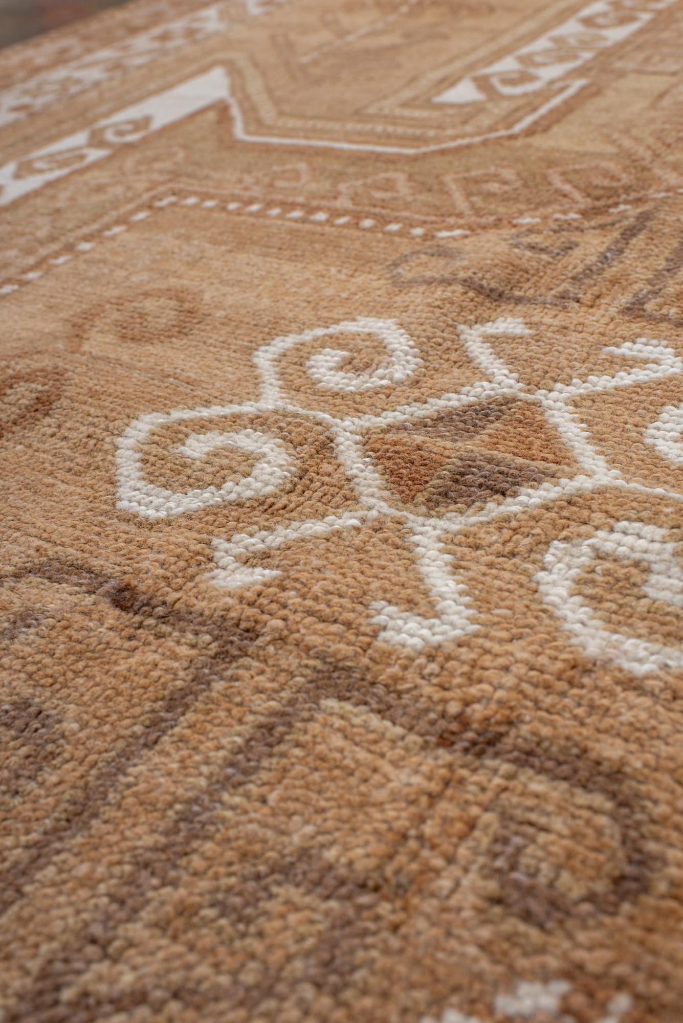 Tapis Kars turc vintage dans les tons de terre avec médaillon géométrique Bon état - En vente à New York, NY