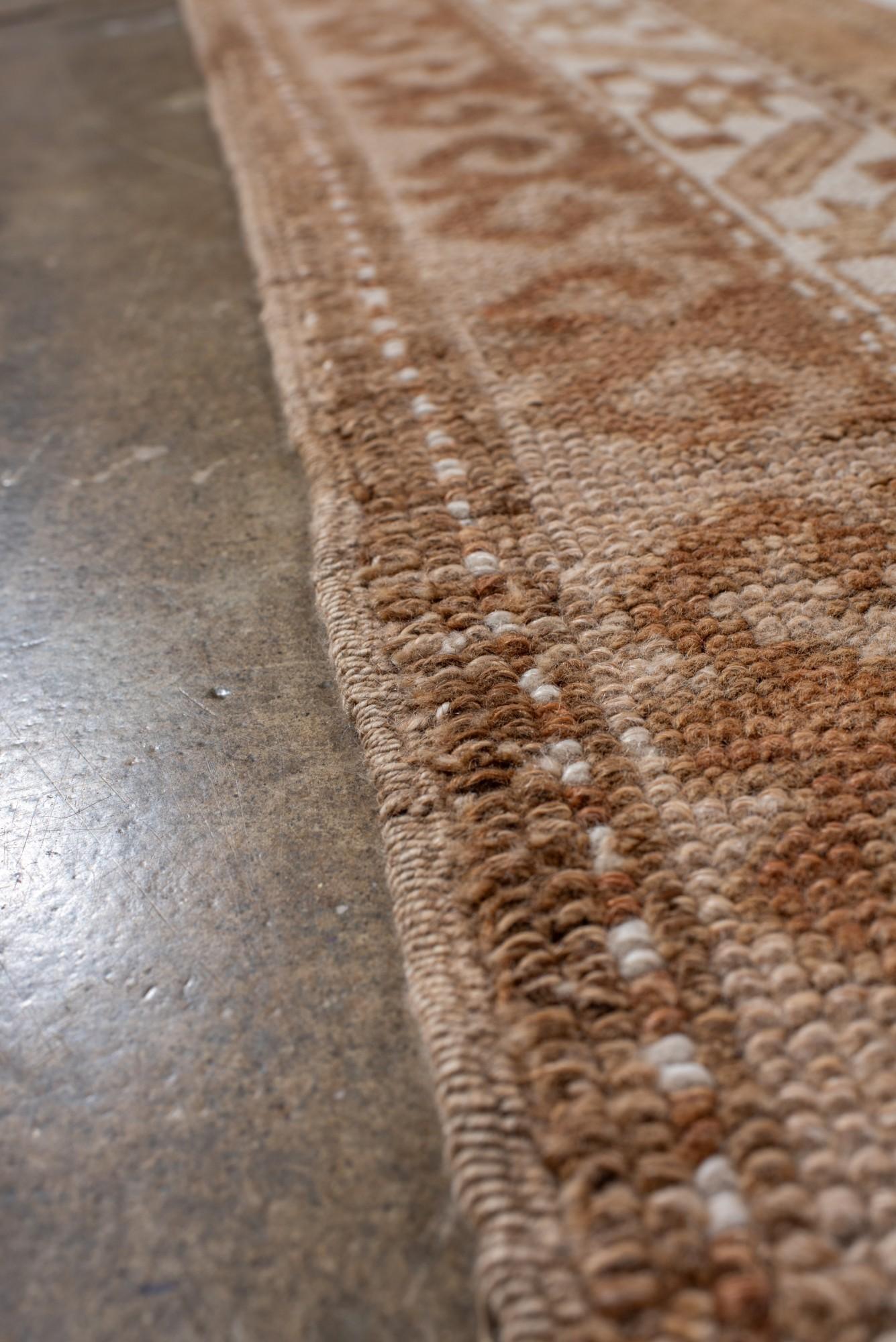 Laine Tapis Kars turc vintage dans les tons de terre avec médaillon géométrique en vente