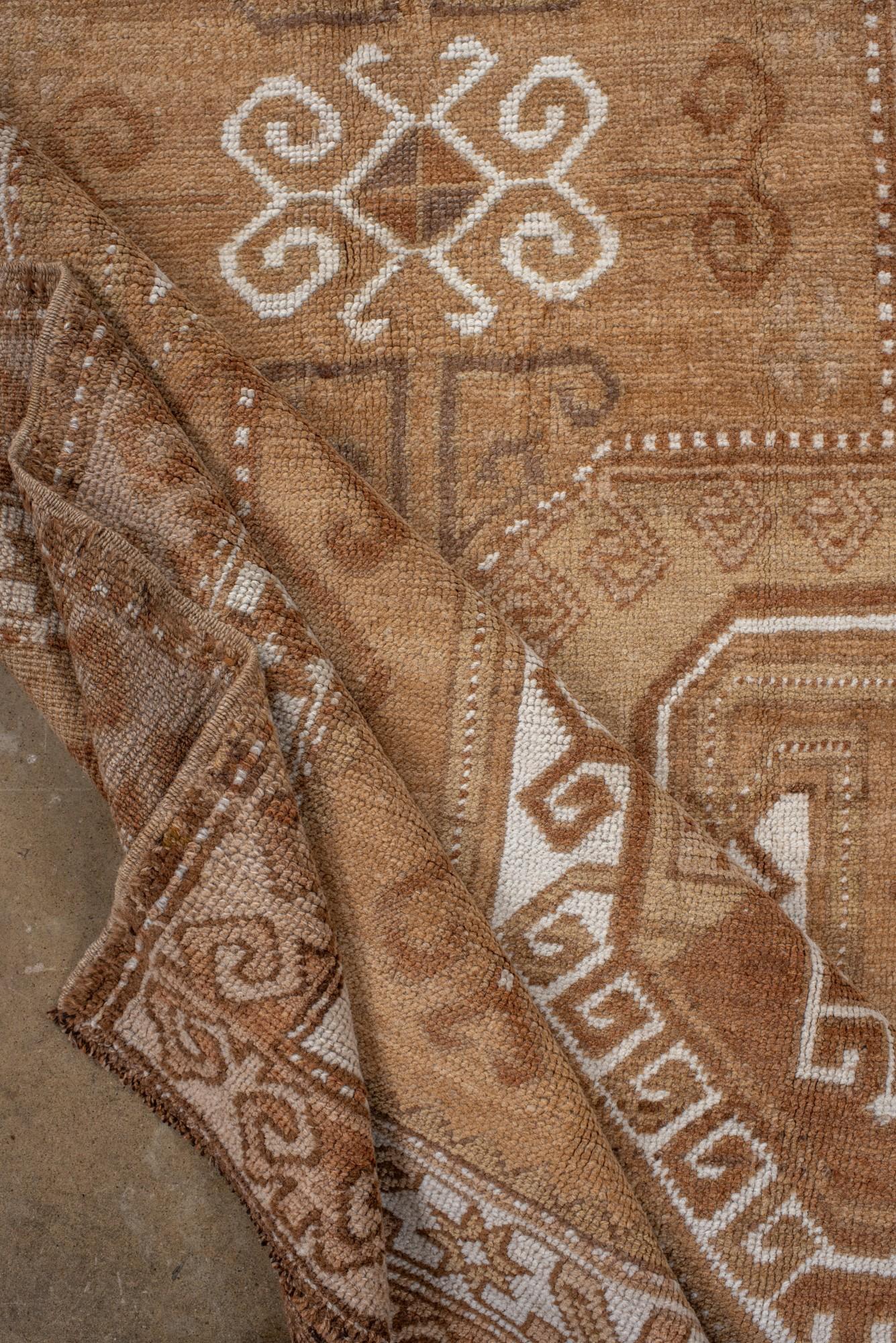 Tapis Kars turc vintage dans les tons de terre avec médaillon géométrique en vente 1