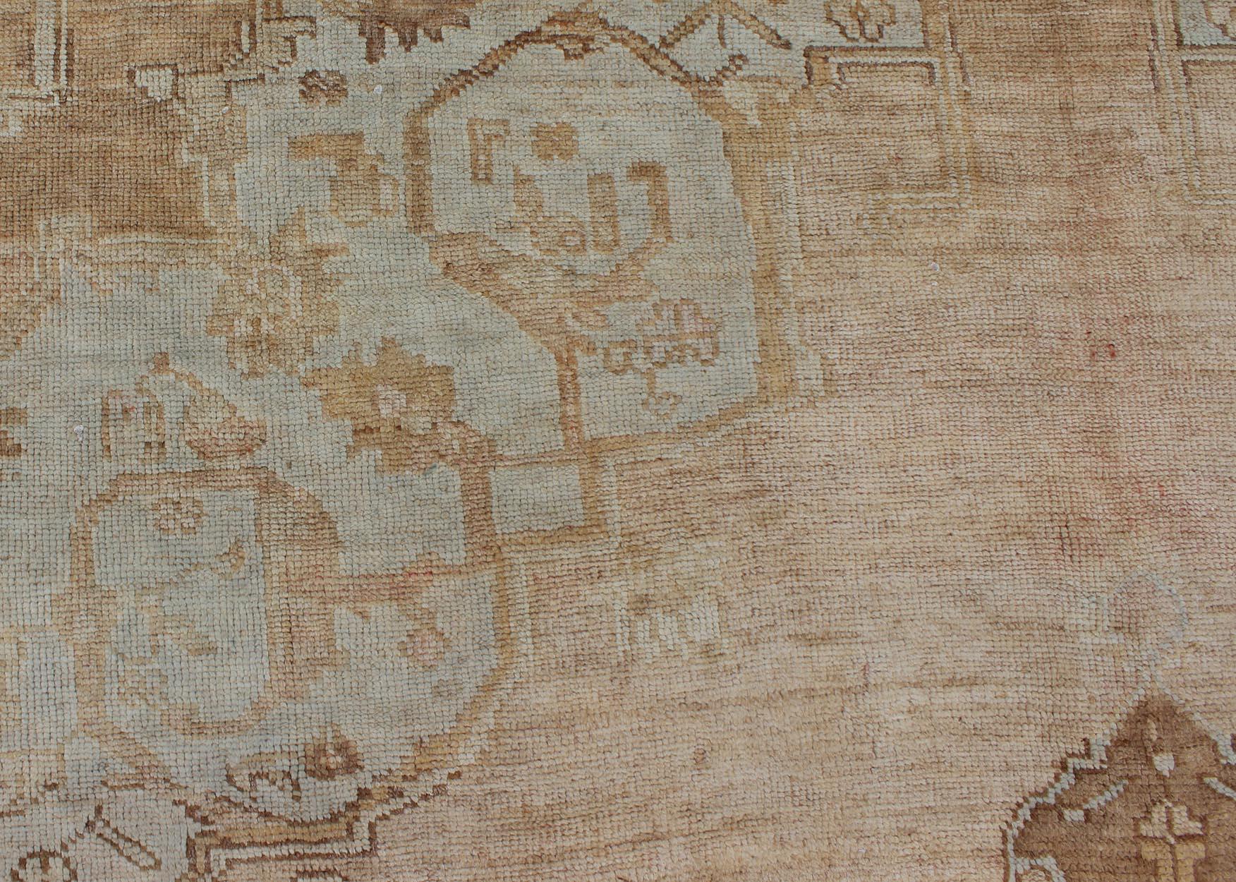 Türkischer Kars-Teppich mit geblümtem Medaillon in Kamel, Tan, Taupe und Grau im Angebot 3