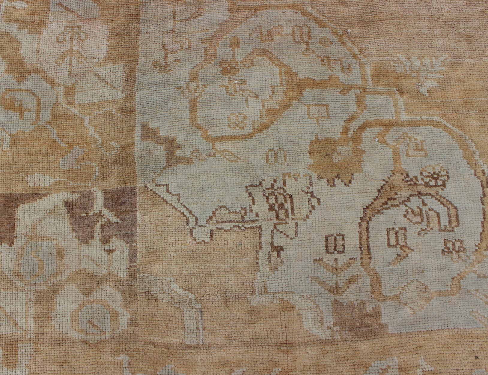 Türkischer Kars-Teppich mit geblümtem Medaillon in Kamel, Tan, Taupe und Grau im Angebot 4