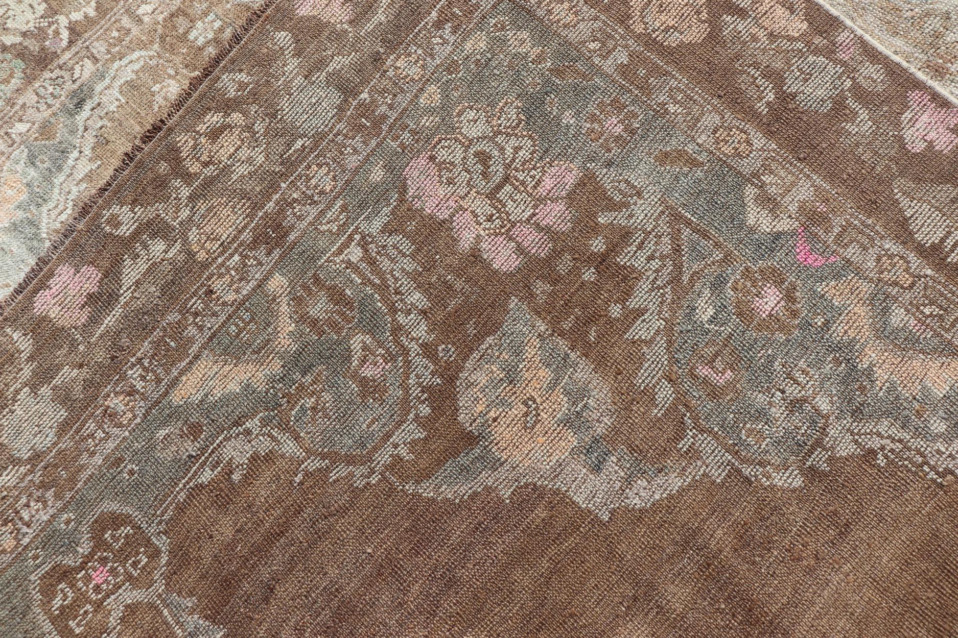 Türkischer Kars-Teppich mit geblümtem Medaillon in Kamel, Tan, Taupe und Grau im Angebot 5