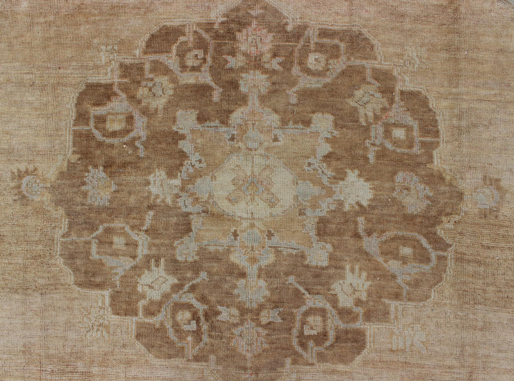 Türkischer Kars-Teppich mit geblümtem Medaillon in Kamel, Tan, Taupe und Grau im Angebot 1