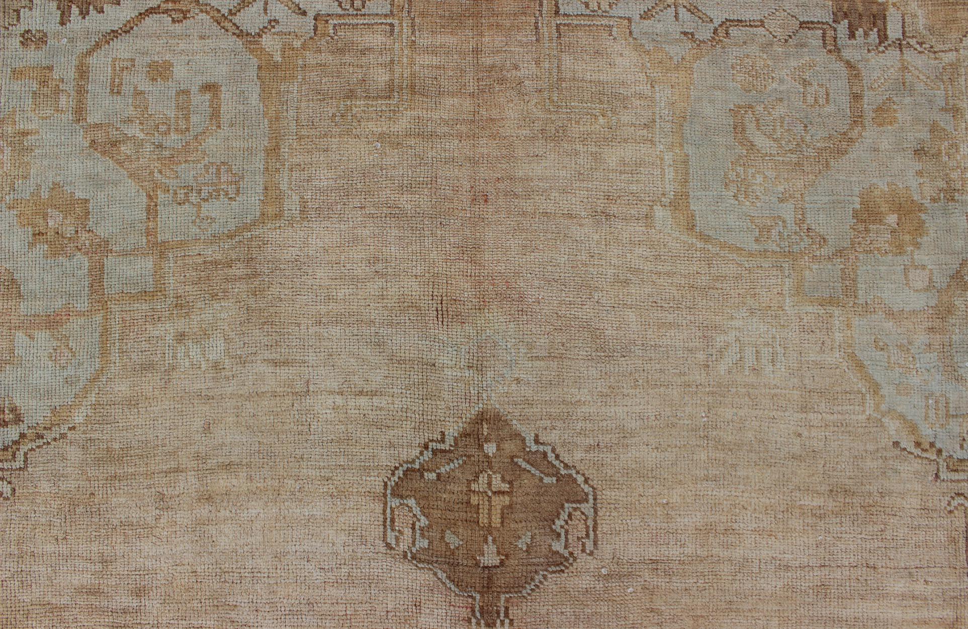 Türkischer Kars-Teppich mit geblümtem Medaillon in Kamel, Tan, Taupe und Grau im Angebot 2