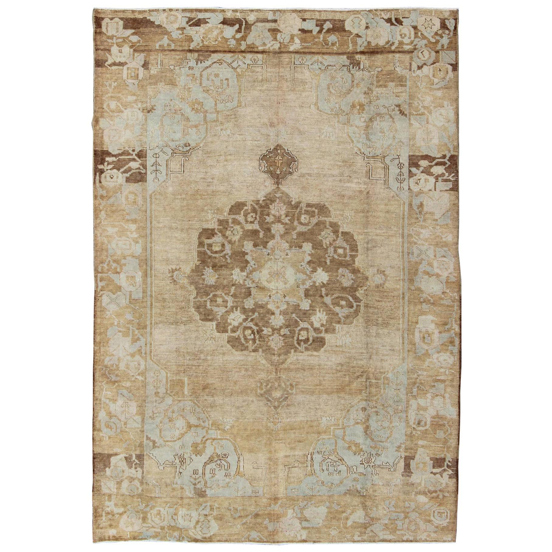Tapis turc vintage Kars avec médaillon à fleurs en camel, brun clair, taupe et gris en vente