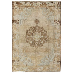 Tapis turc vintage Kars avec médaillon à fleurs en camel, brun clair, taupe et gris