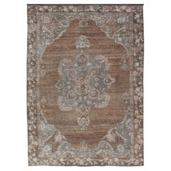 Alfombra turca vintage Kars con medallón floral en camel, tostado, topo y gris