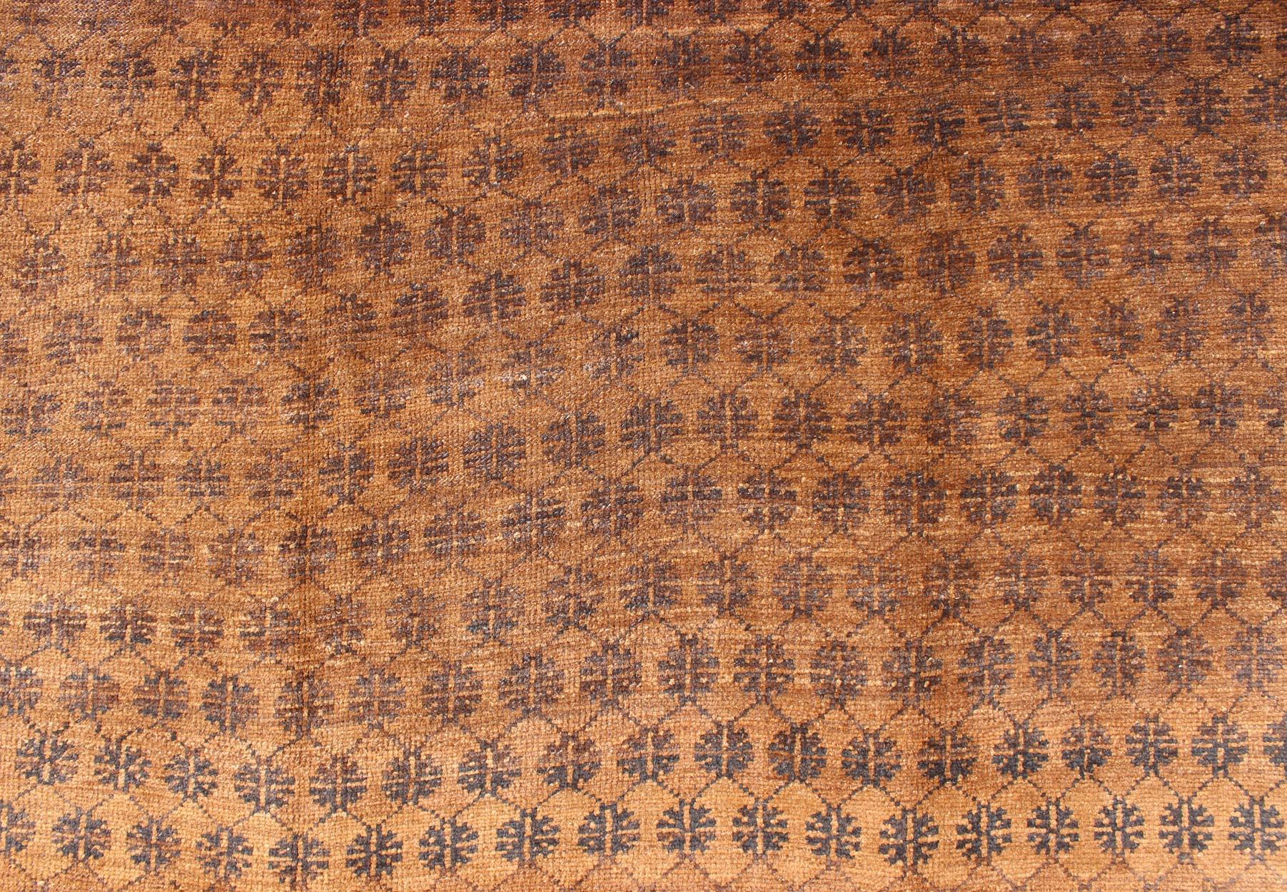 Türkischer Vintage-Kars-Teppich im Vintage-Stil mit modernem Gittermuster in Braun im Angebot 1