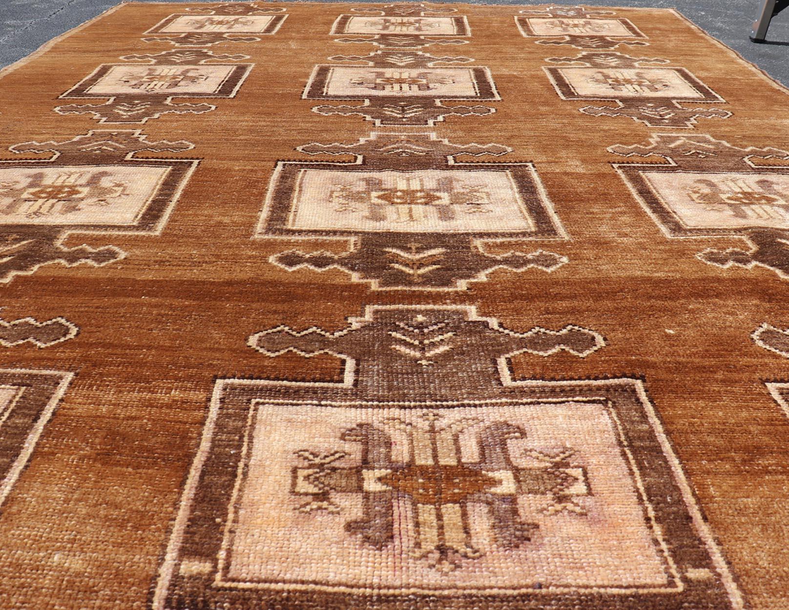 Tapis Kars turc vintage avec des tons doux de brun, beige et crème 7'6 x 11'5 en vente 2