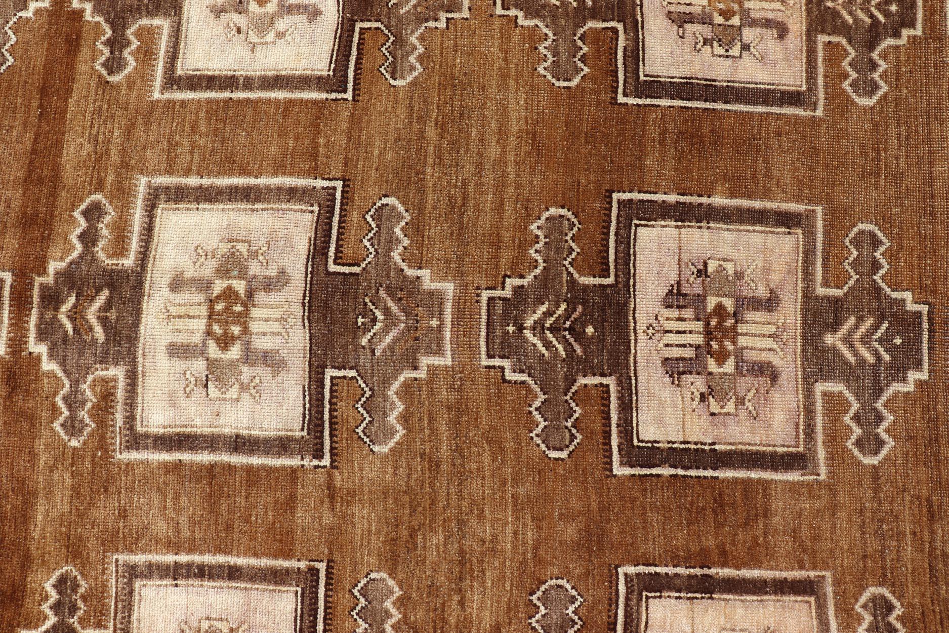 Tapis Kars turc vintage avec des tons doux de brun, beige et crème 7'6 x 11'5 en vente 3