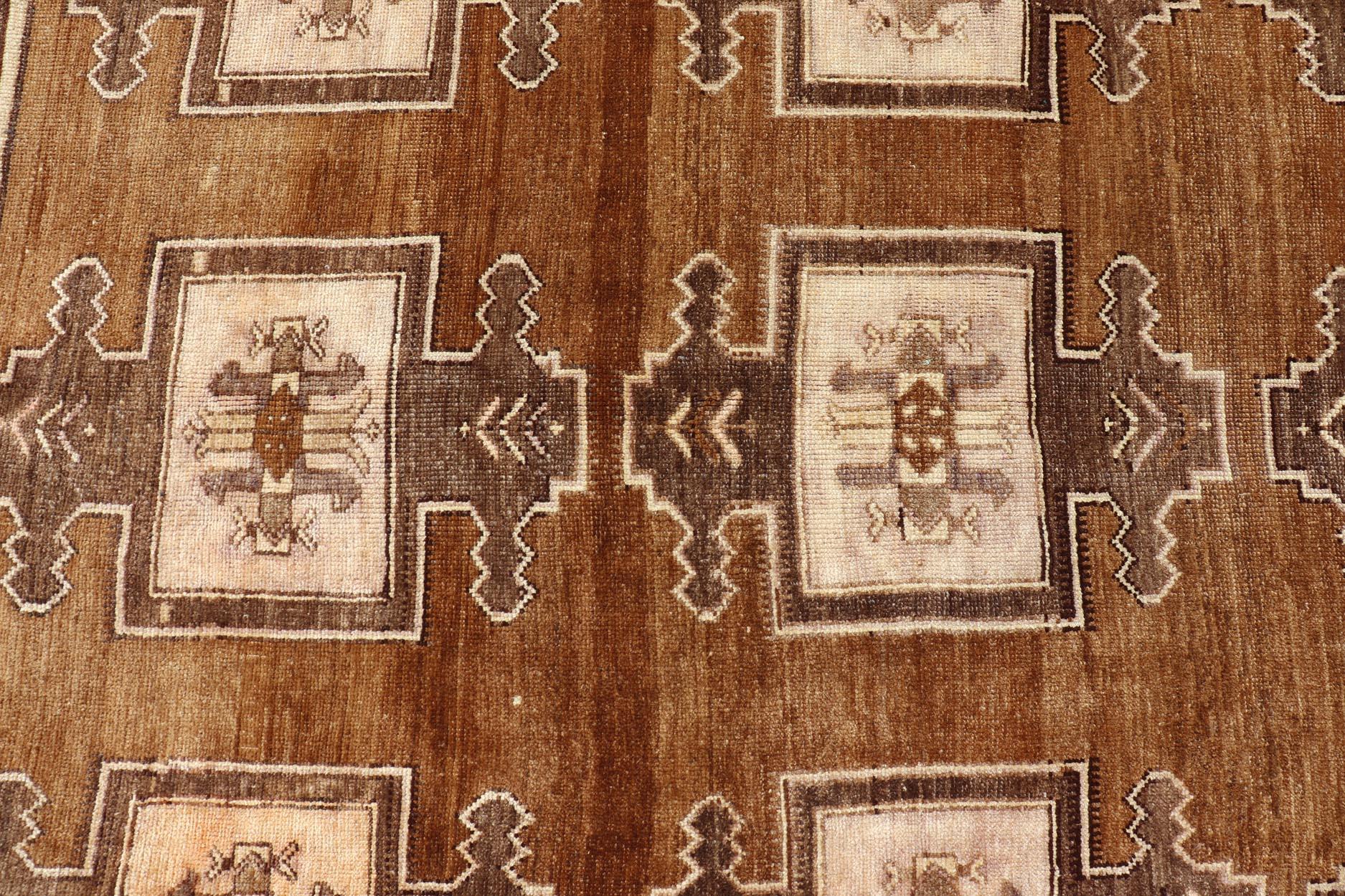Mesures : 7'6 x 11'5 
Tapis Kars turc vintage avec des tons doux de brun, beige et crème 7'6 x 11'5. Keivan Woven Arts / Tapis /B25-0408-153, pays d'origine / type : Turquie / Oushak/Kars, circa 1940.

Tapis Kars turc vintage présentant un design