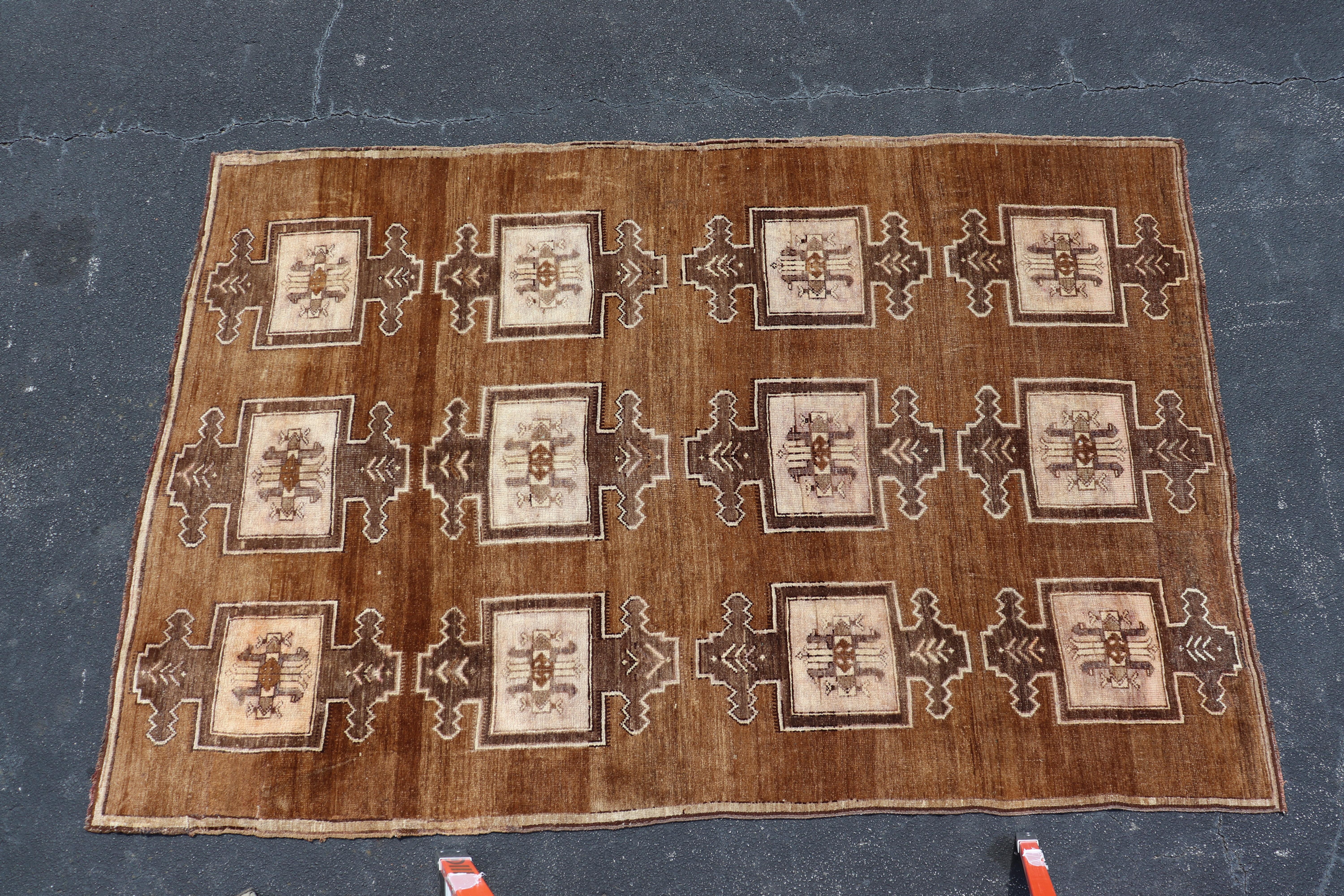 Oushak Tapis Kars turc vintage avec des tons doux de brun, beige et crème 7'6 x 11'5 en vente